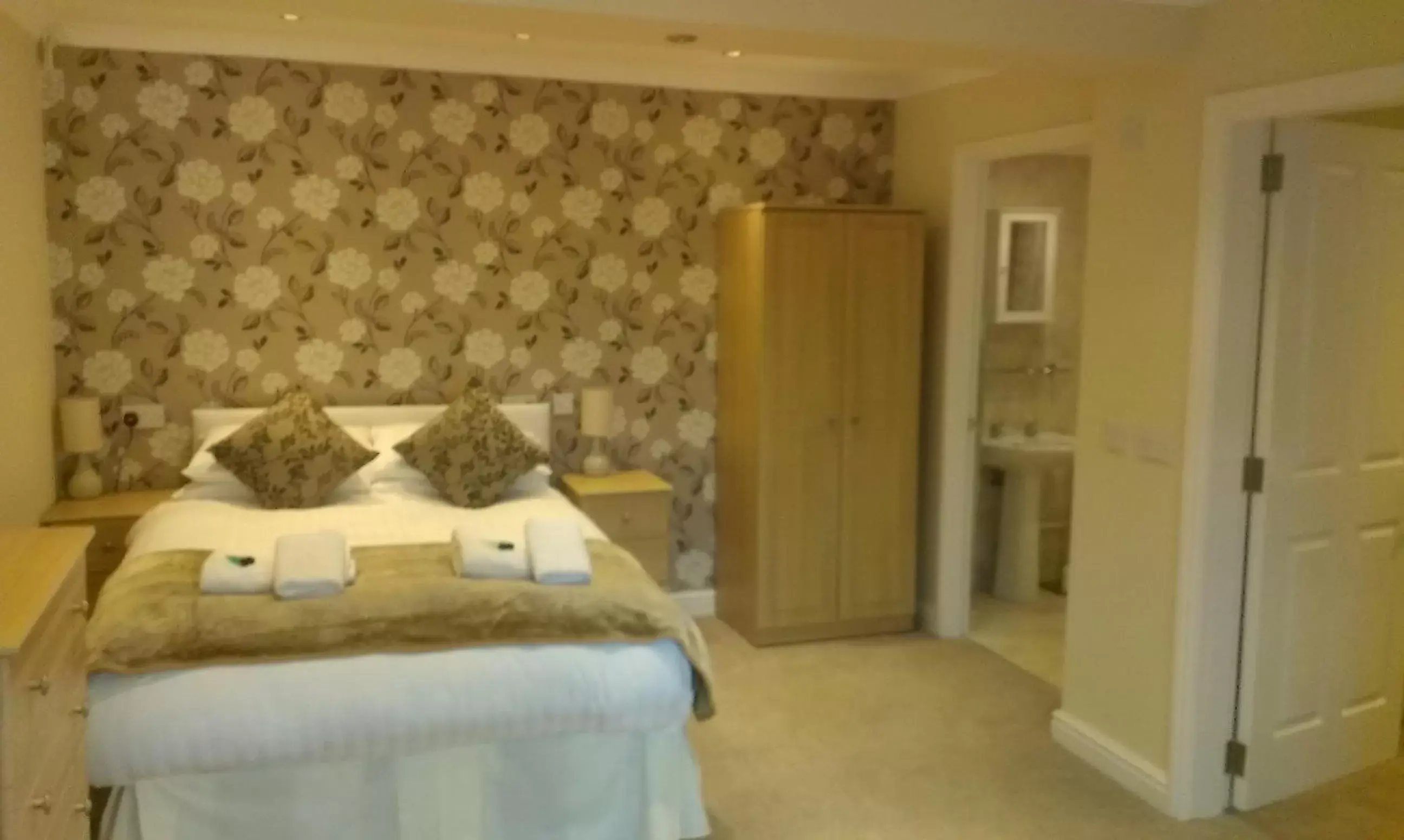 Photo of the whole room, Bed in Winchmore Hotel