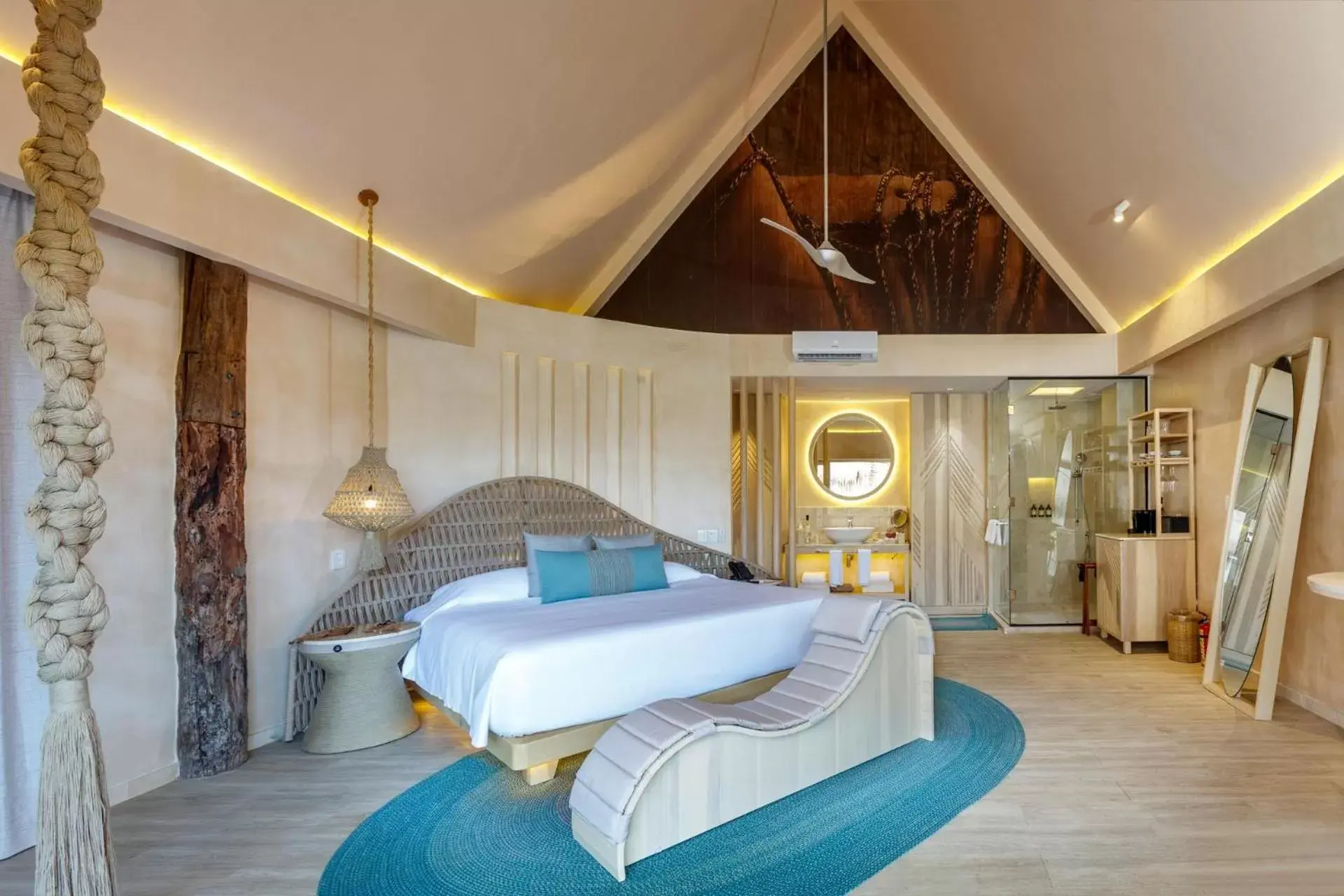 Shower, Bed in Hotel Shibari - Restaurant & Cenote Club