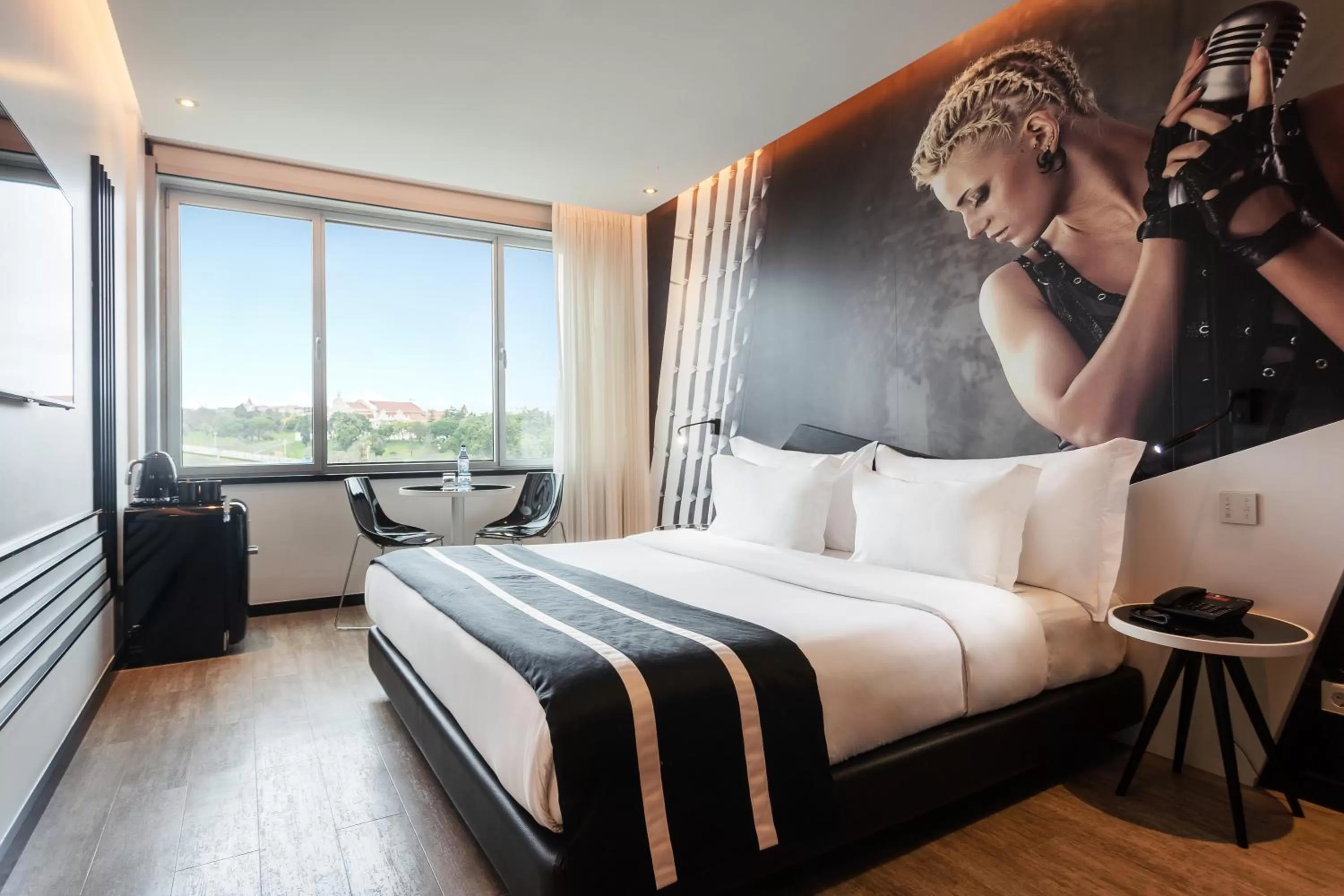 Photo of the whole room, Bed in HF Fénix Music