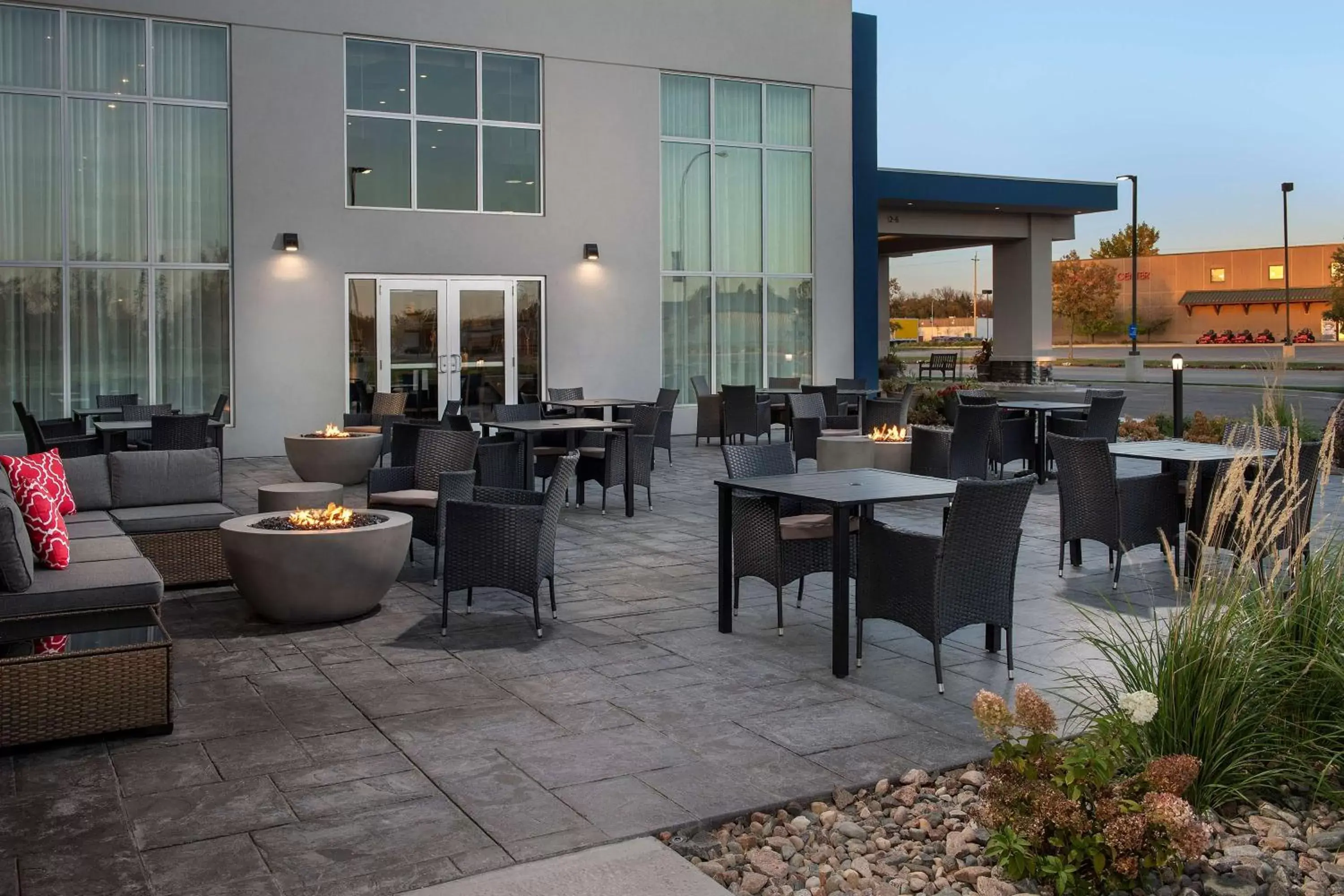 Patio, Restaurant/Places to Eat in Hampton Inn Warroad, MN