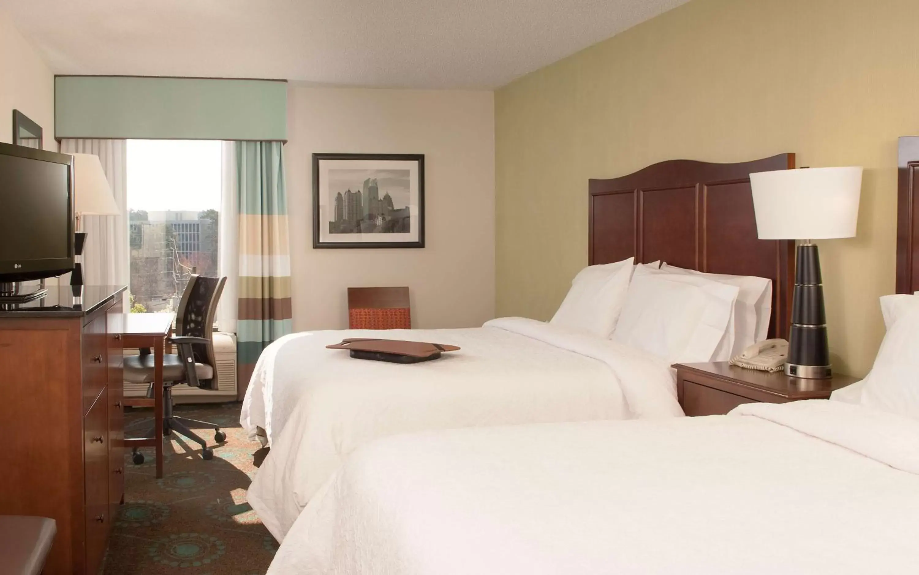 Bed in Hampton Inn Atlanta-North Druid Hills