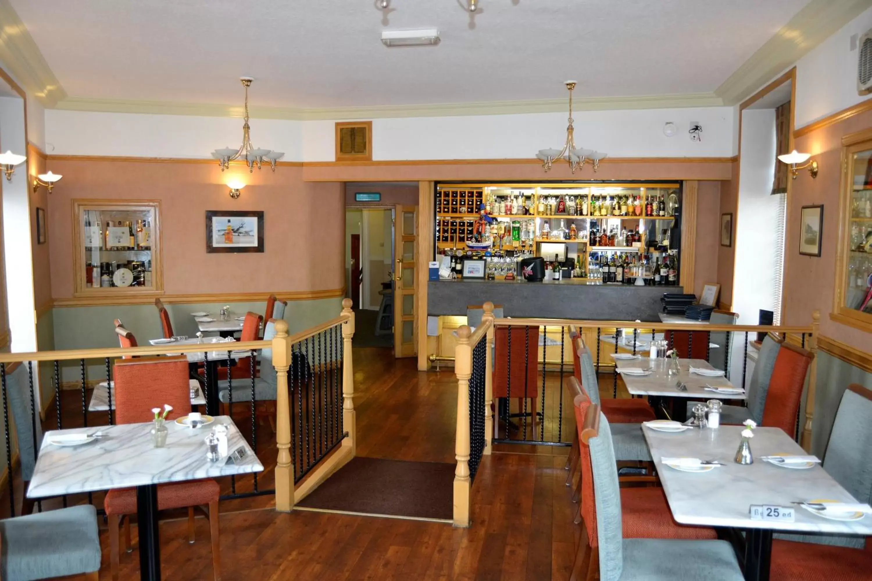 Restaurant/Places to Eat in Mackays Hotel