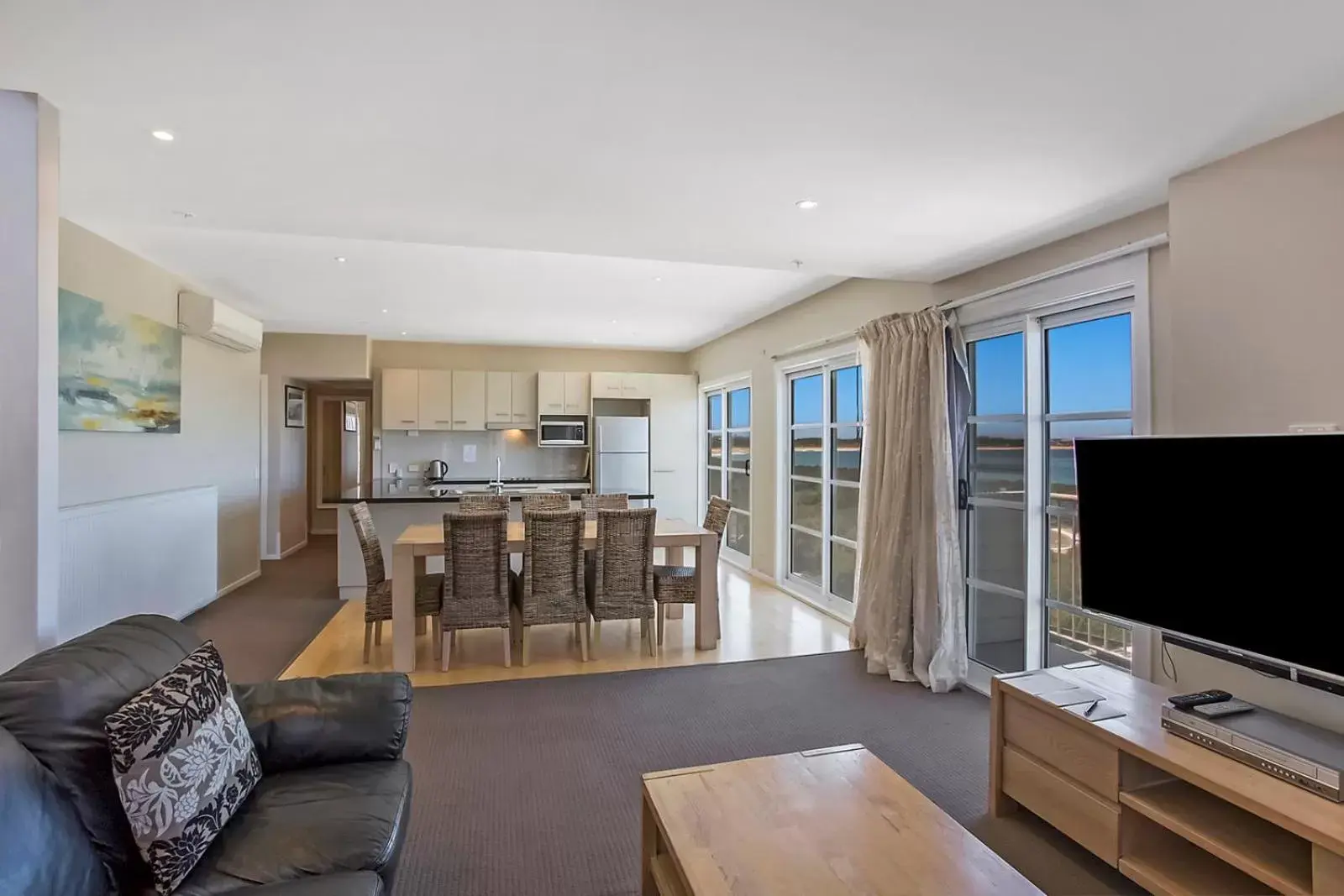 Dining area, TV/Entertainment Center in Deep Blue Hotel & Hot Springs