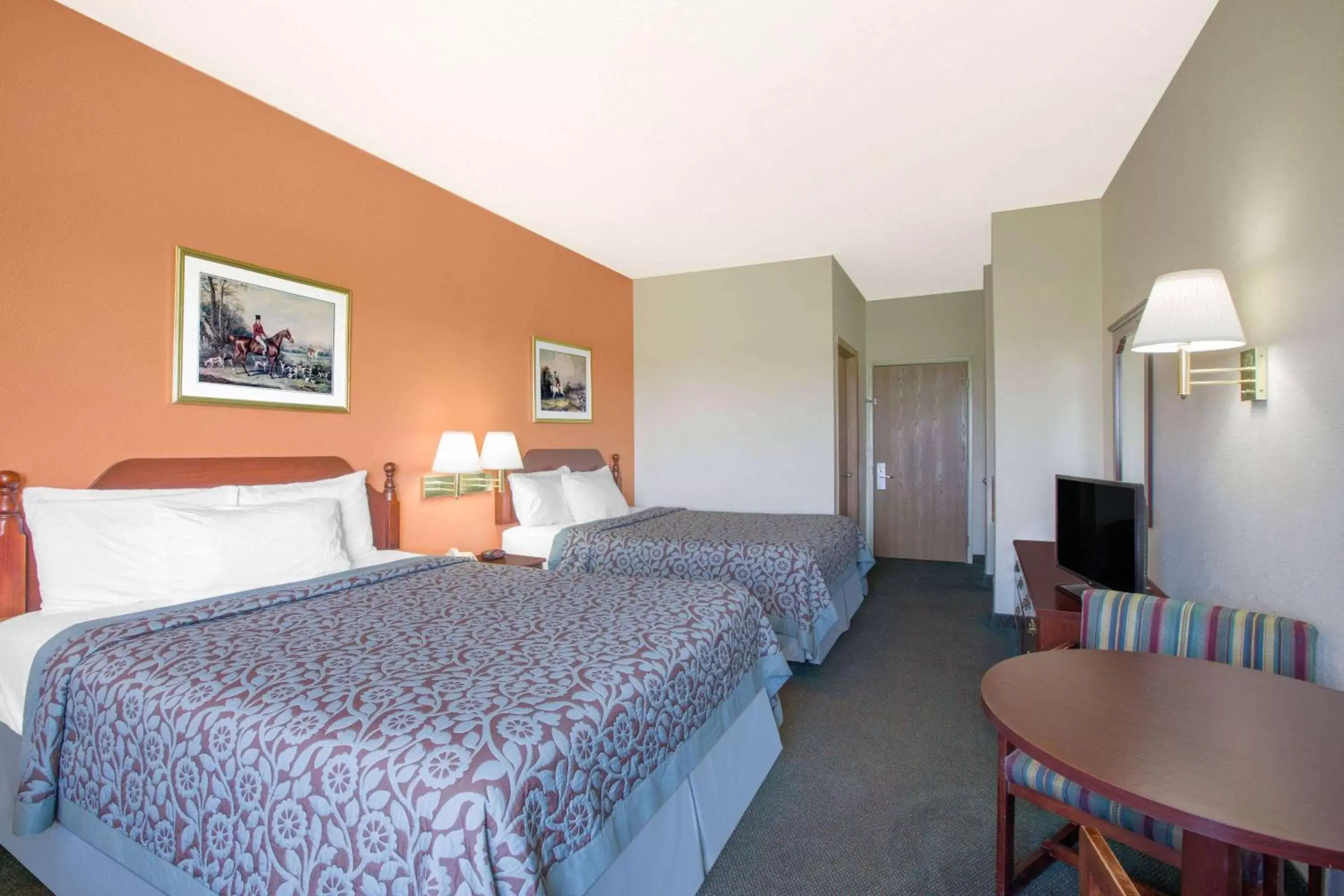 Photo of the whole room, Bed in Days Inn by Wyndham Butler