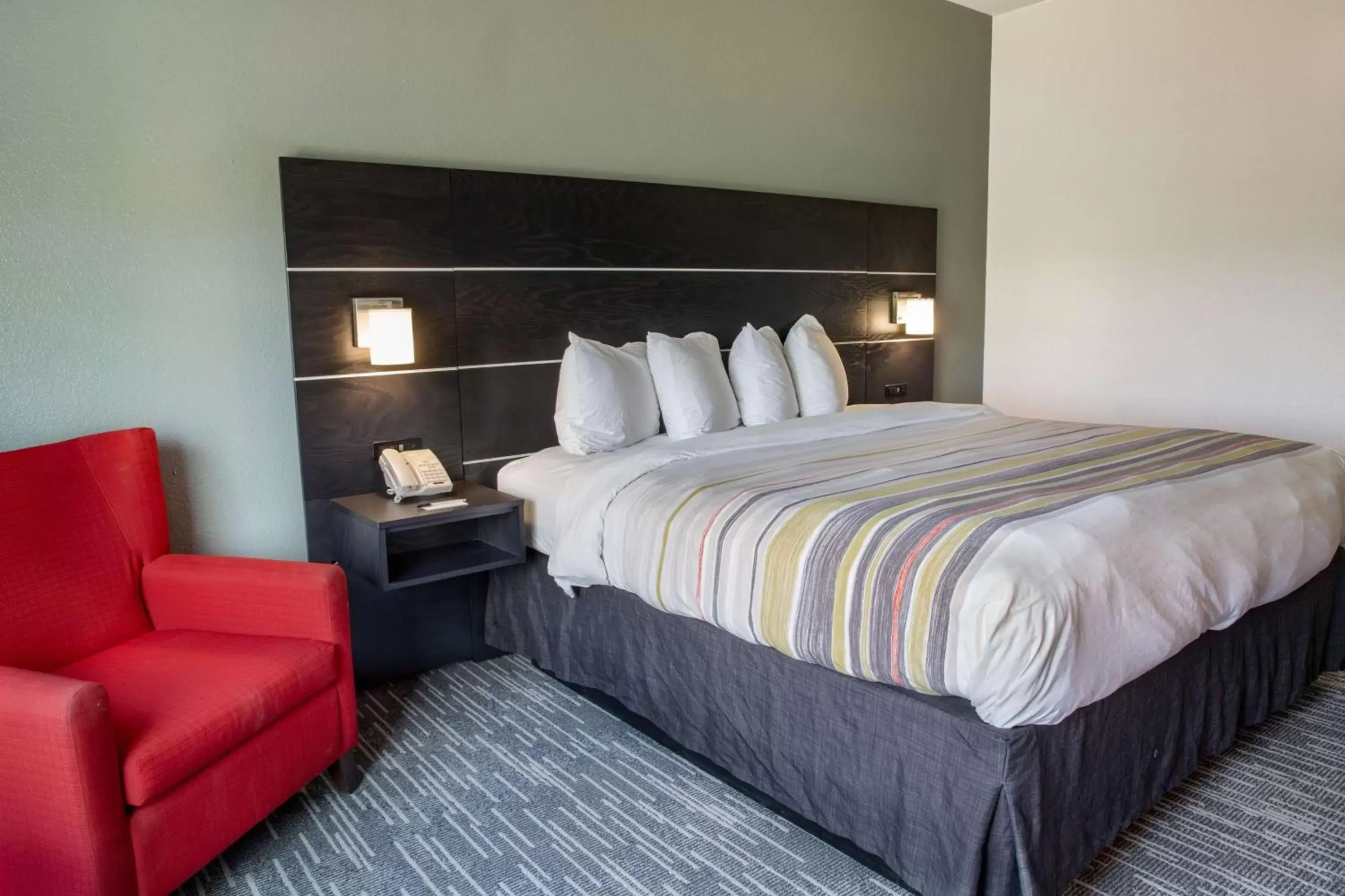 Bedroom, Bed in Country Inn & Suites by Radisson, Columbus West, OH