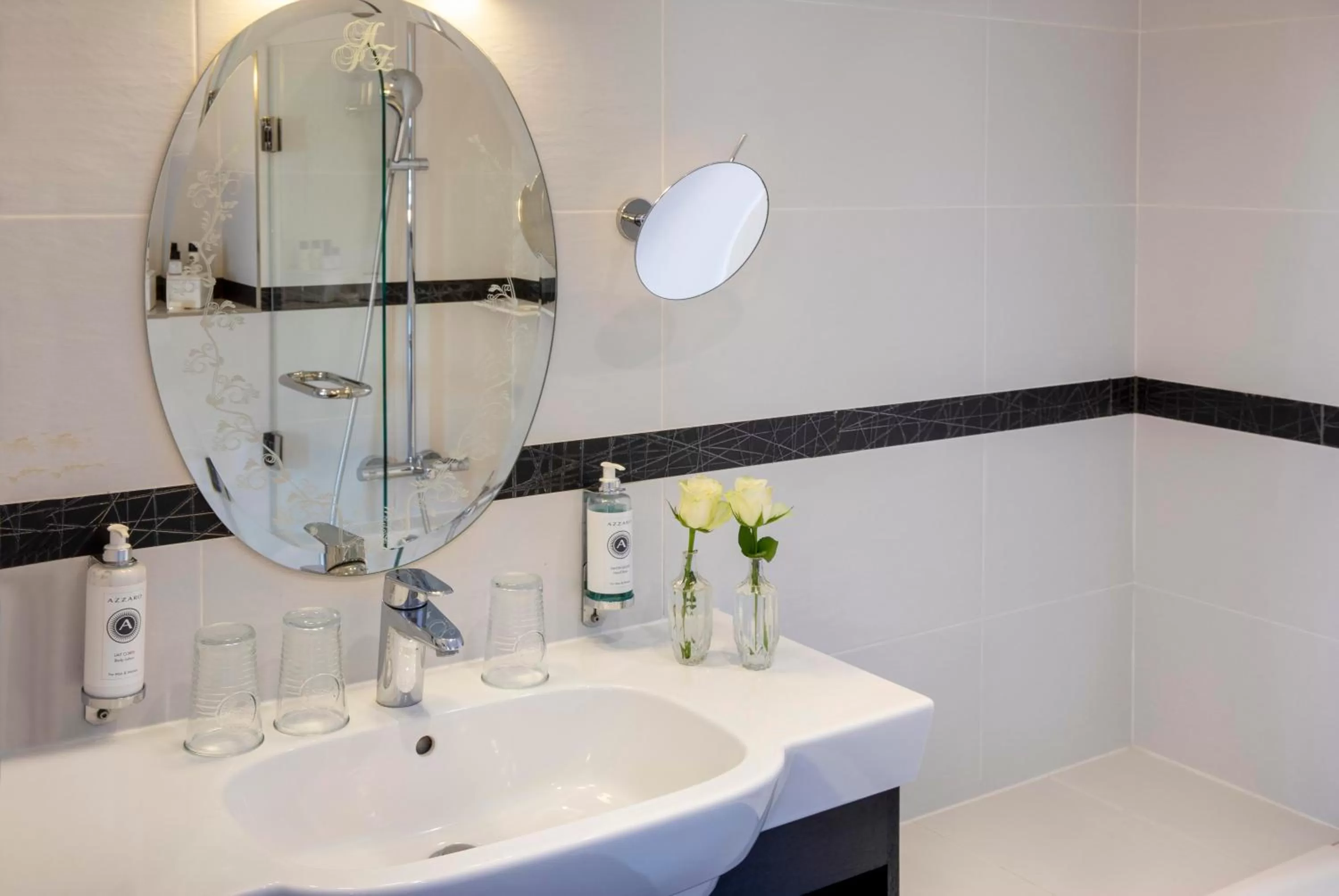 Bathroom in Hotel Plaza Elysées
