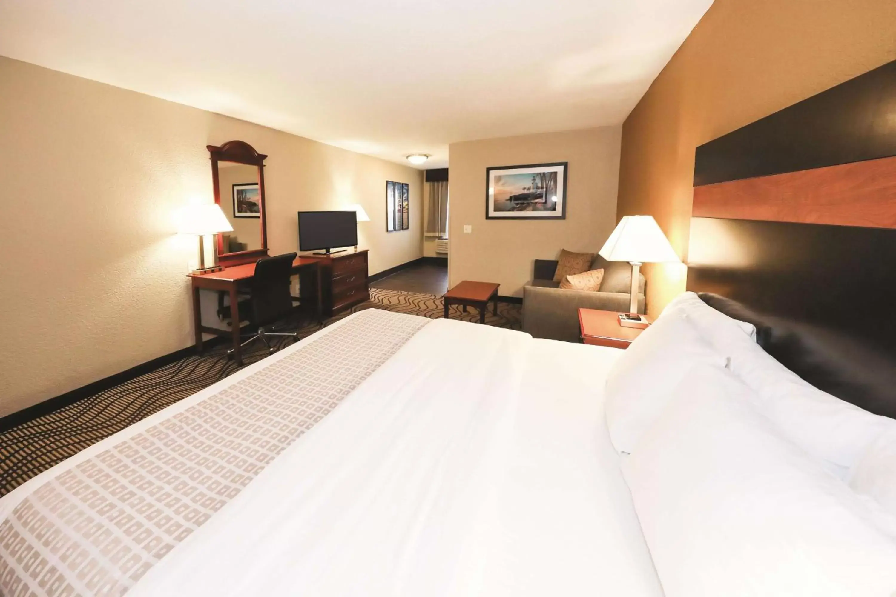 Photo of the whole room, Bed in La Quinta Inn by Wyndham Sandusky near Cedar Point