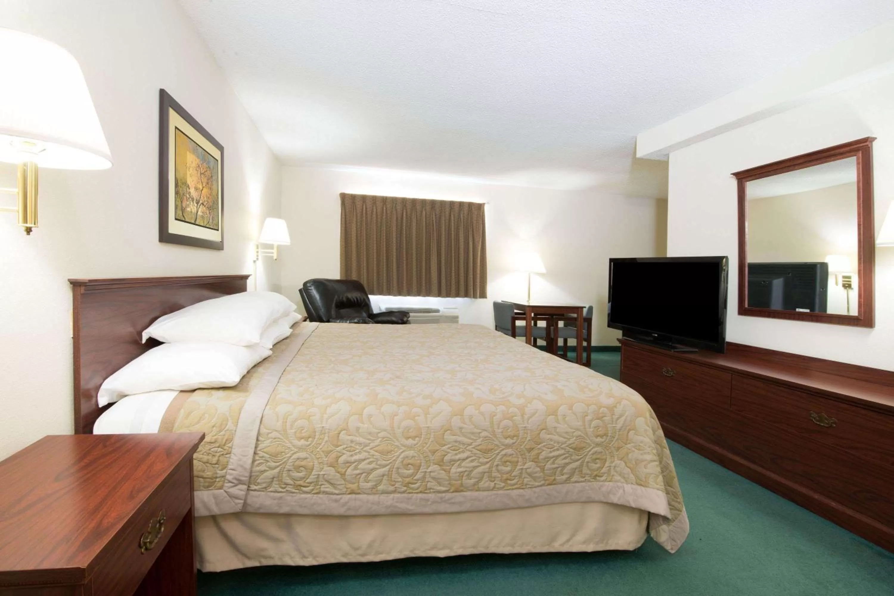 Photo of the whole room, Bed in Super 8 by Wyndham Richmond