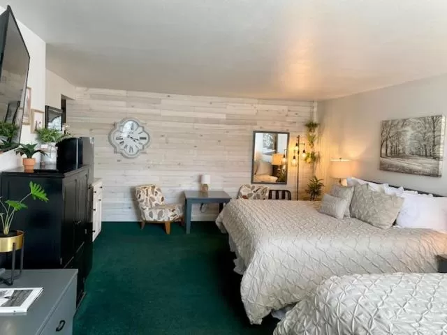 Deluxe Quadruple Room in Moose Creek Lodge & Suites
