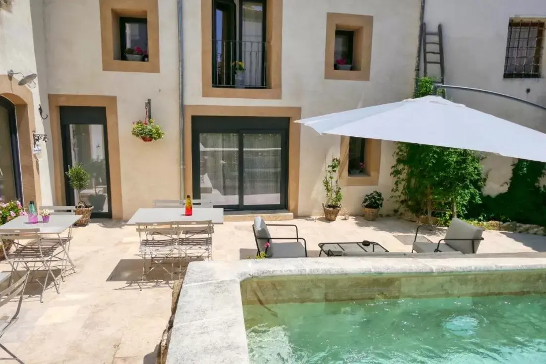 Property building, Swimming Pool in La Bastide