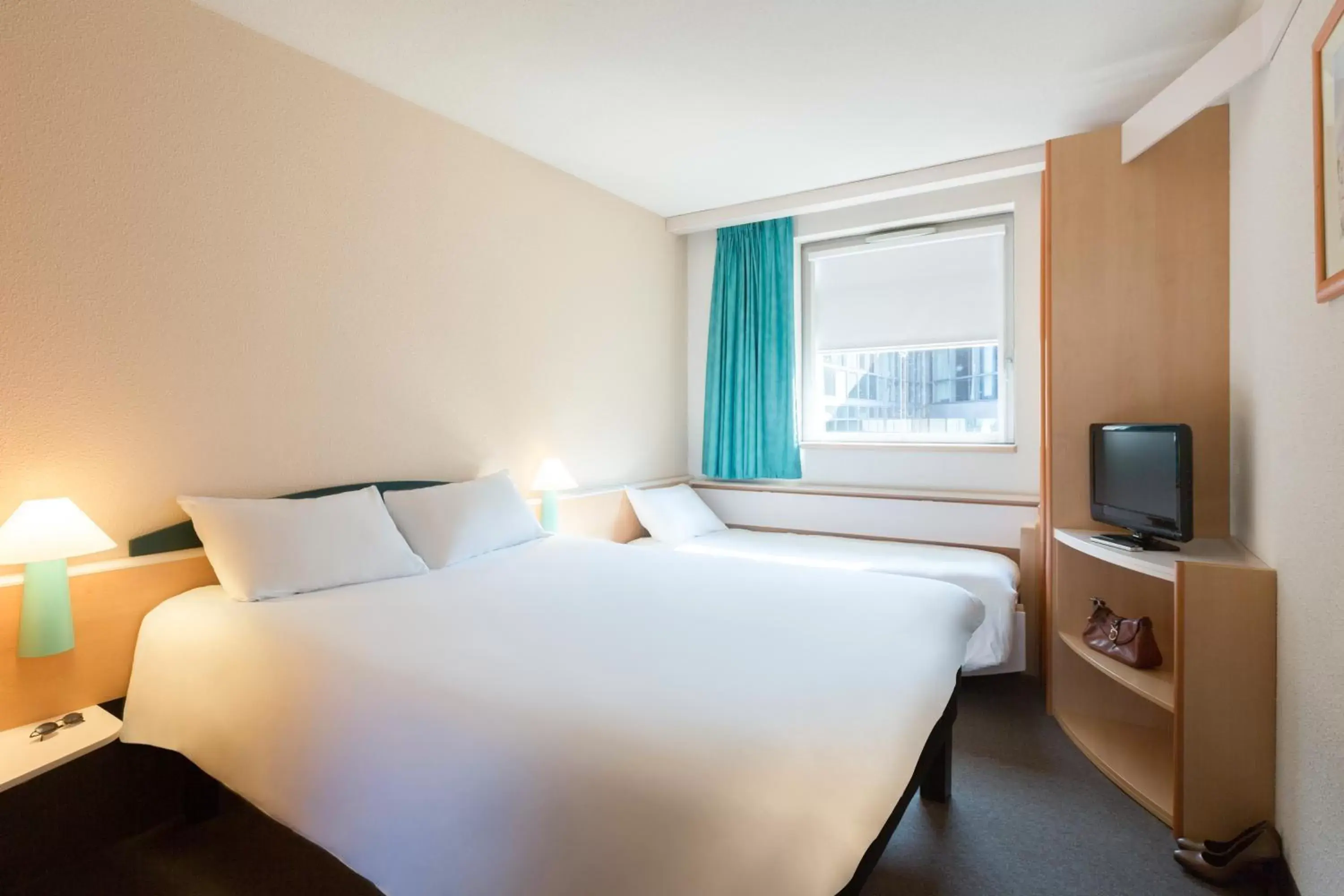Standard  Room with 1 Double bed and 1 Single bed in B&B HOTEL Lourdes Centre Gare 3 étoiles Standard  Room with 1 Double bed and 1 Single bed in B&B HOTEL Lourdes Centre Gare 3 étoiles