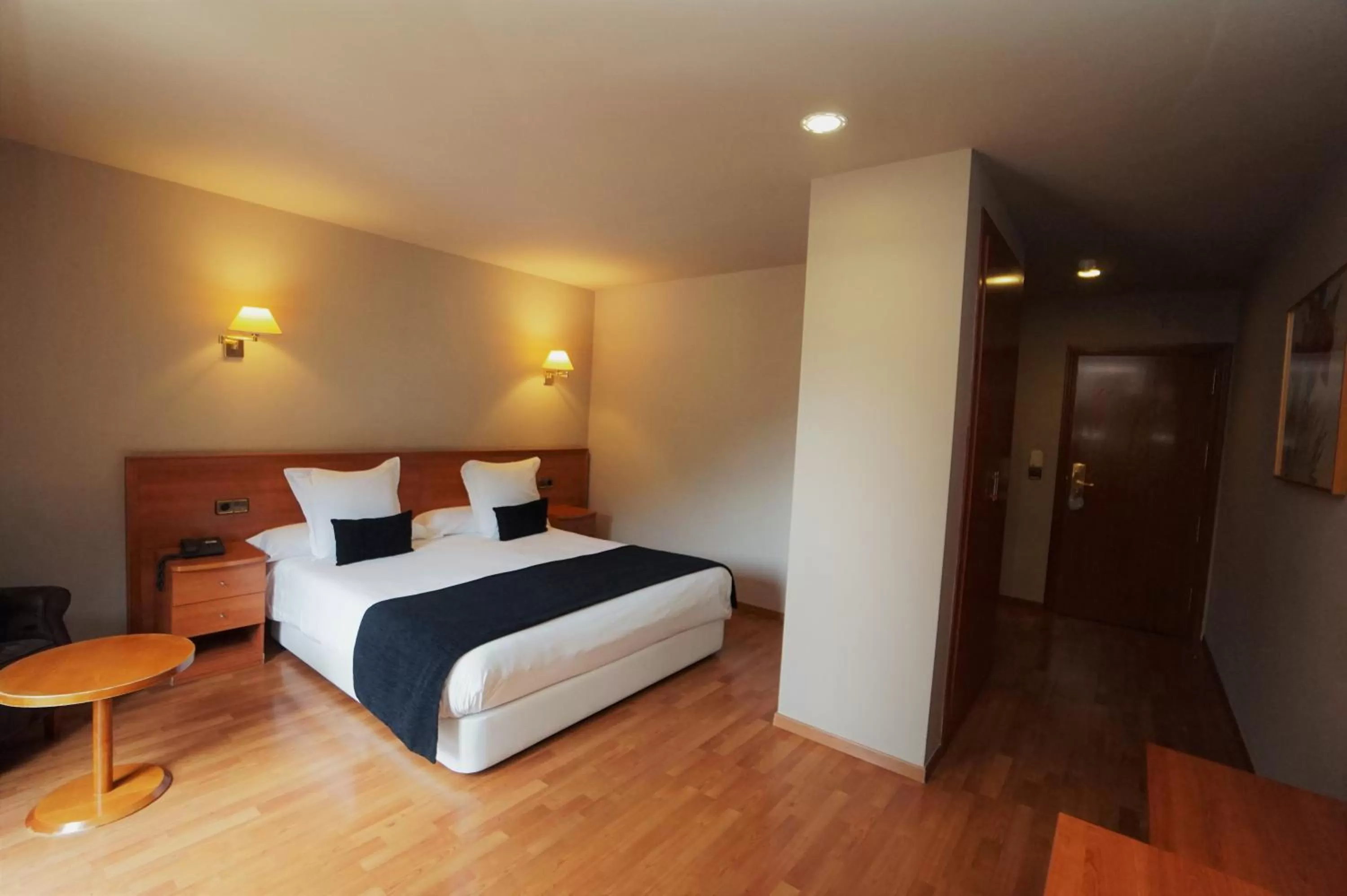 Photo of the whole room, Bed in Hotel & SPA Niunit