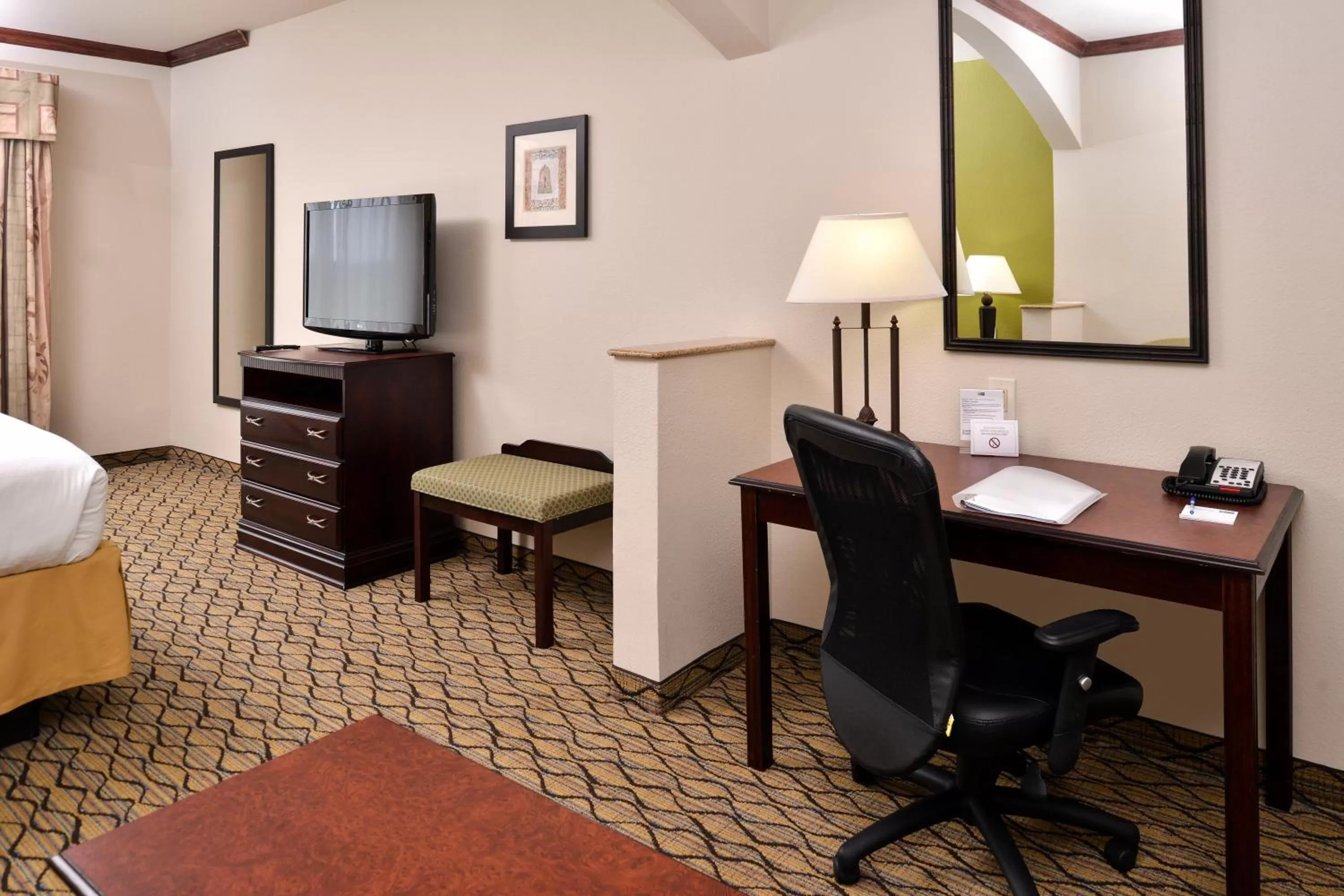 Photo of the whole room, Bed in Holiday Inn Express Hotel & Suites Sherman Highway 75 by IHG
