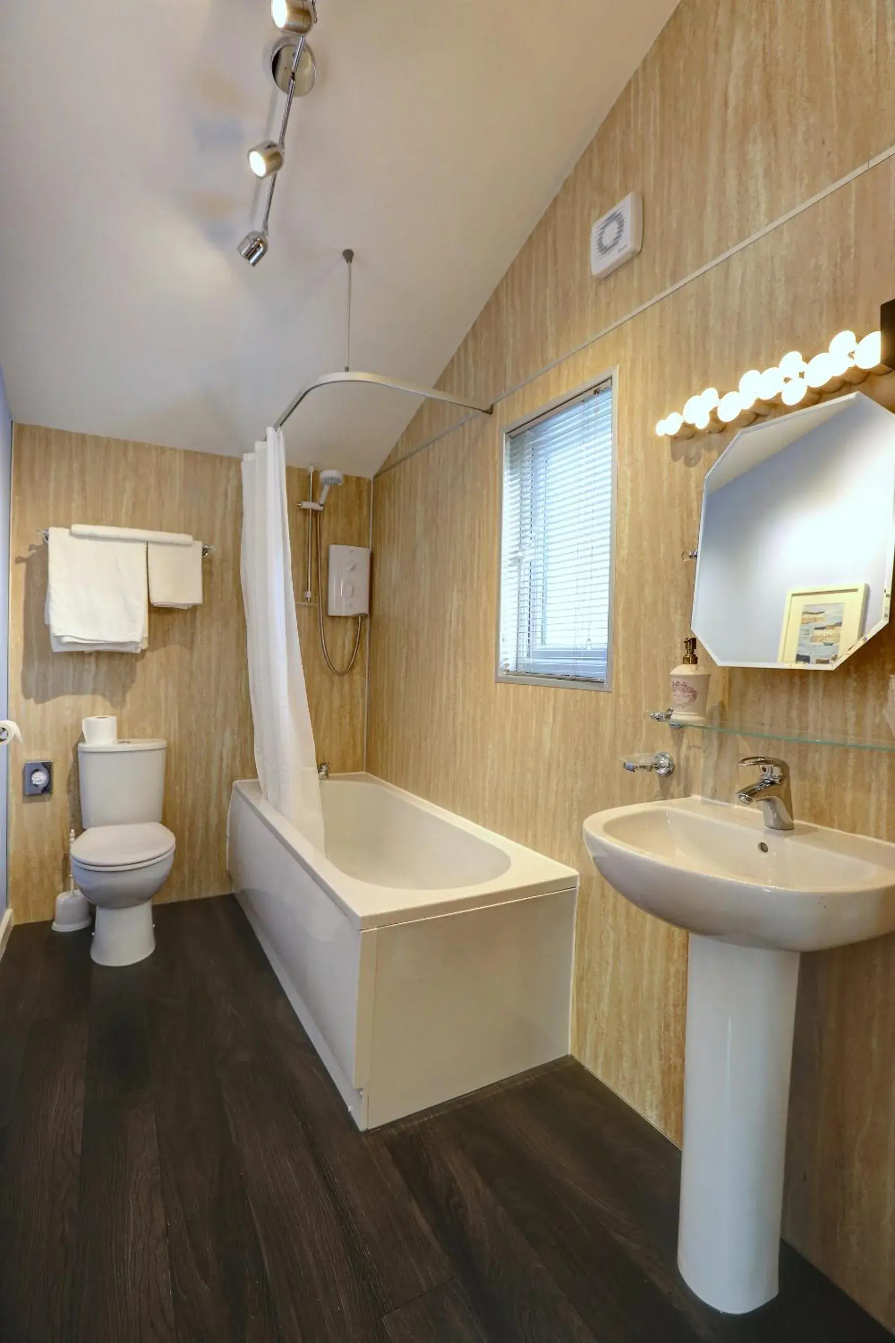 Bathroom in Manor Court Hotel