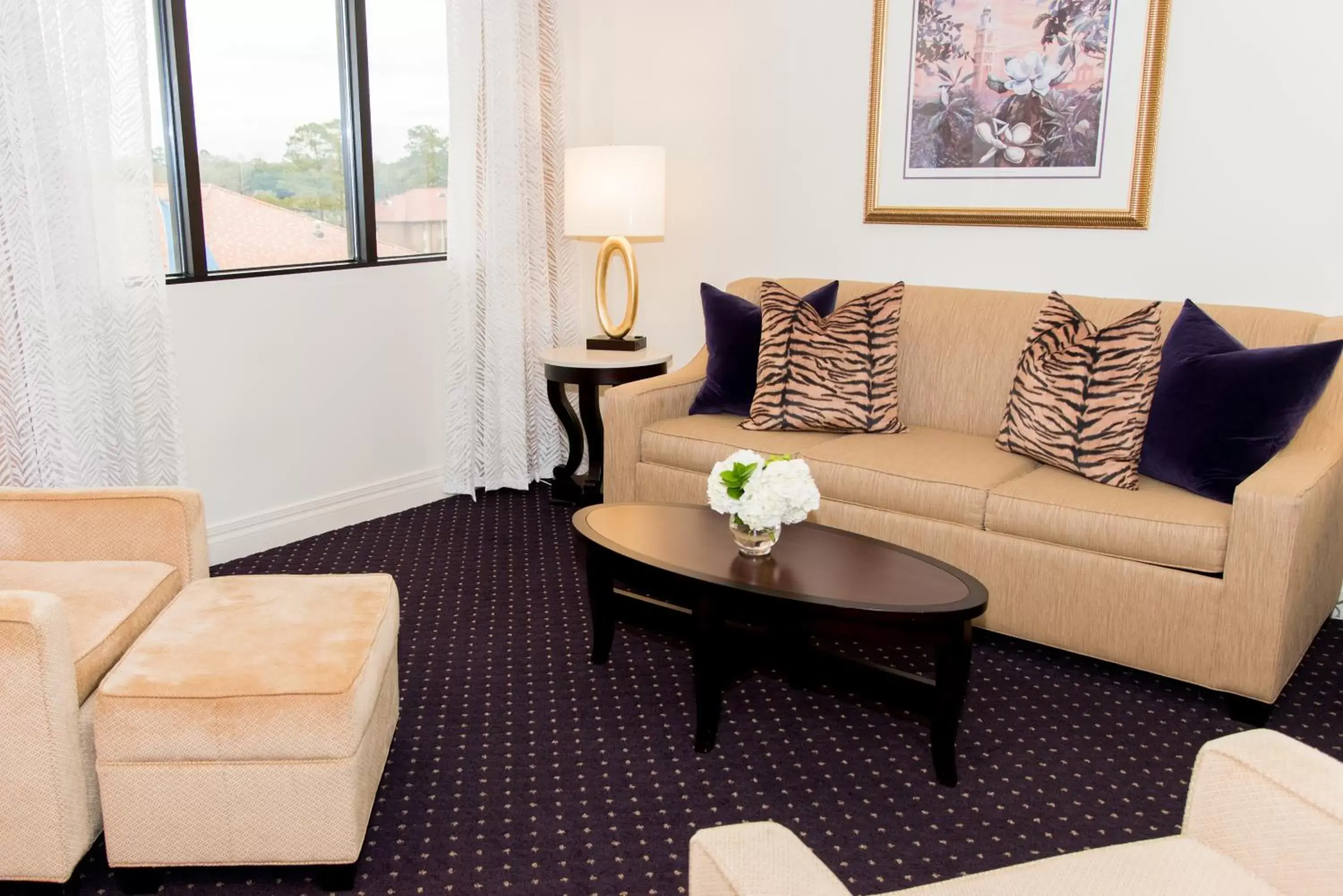 Living room, Seating Area in The Cook Hotel & Conference Center