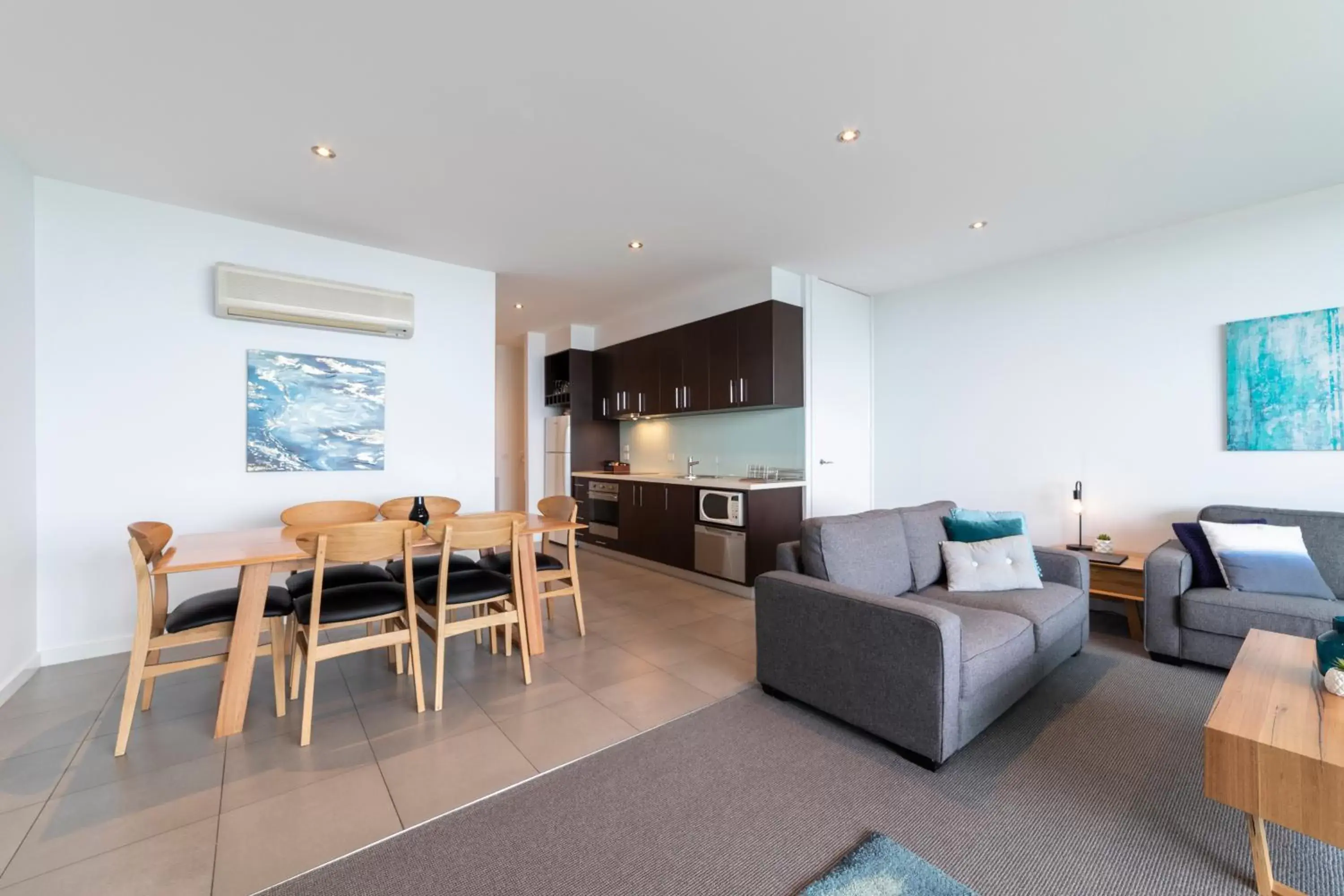 Kitchen or kitchenette, Seating Area in The Dolphin Apartments