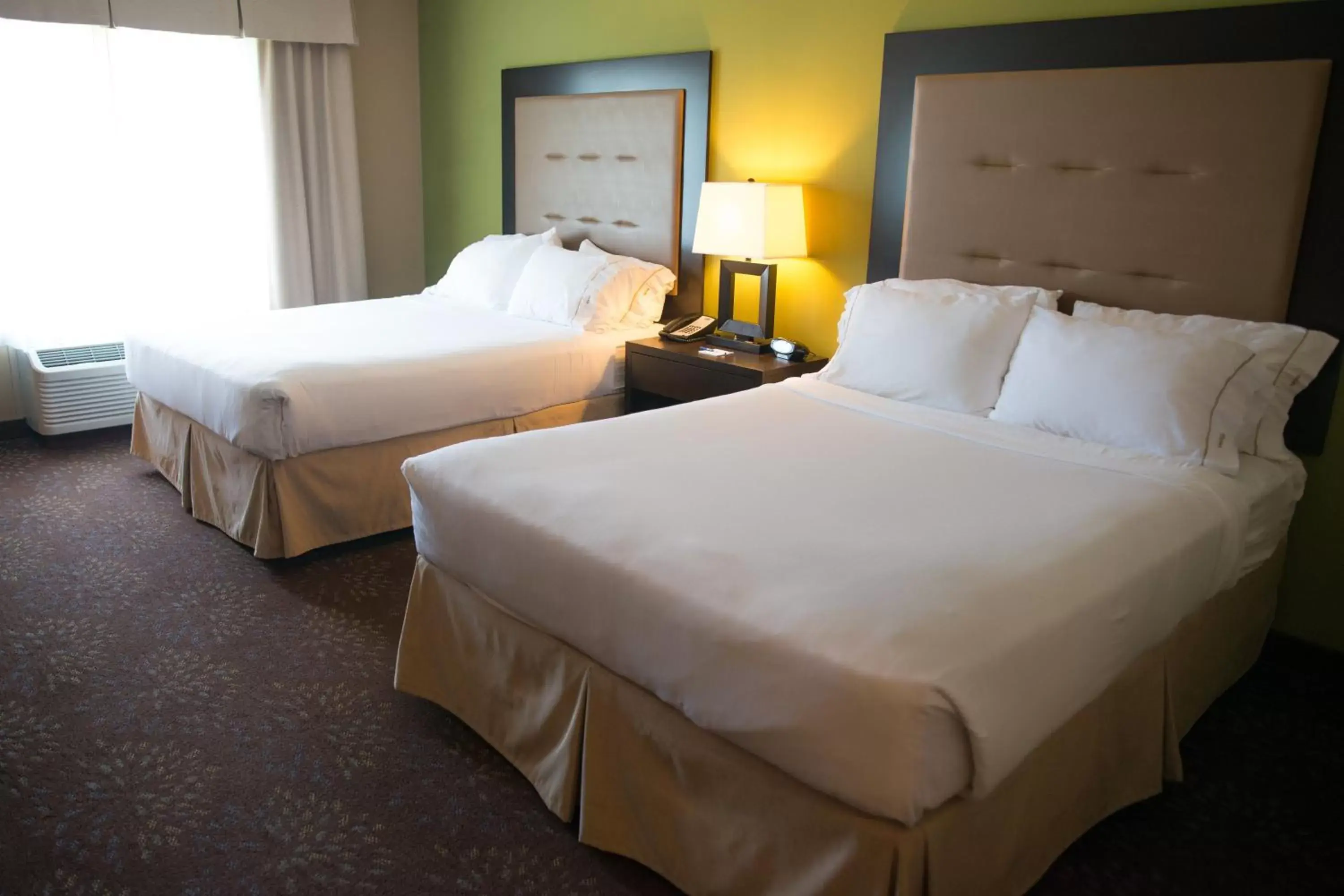 Photo of the whole room, Bed in Holiday Inn Express & Suites Northwood