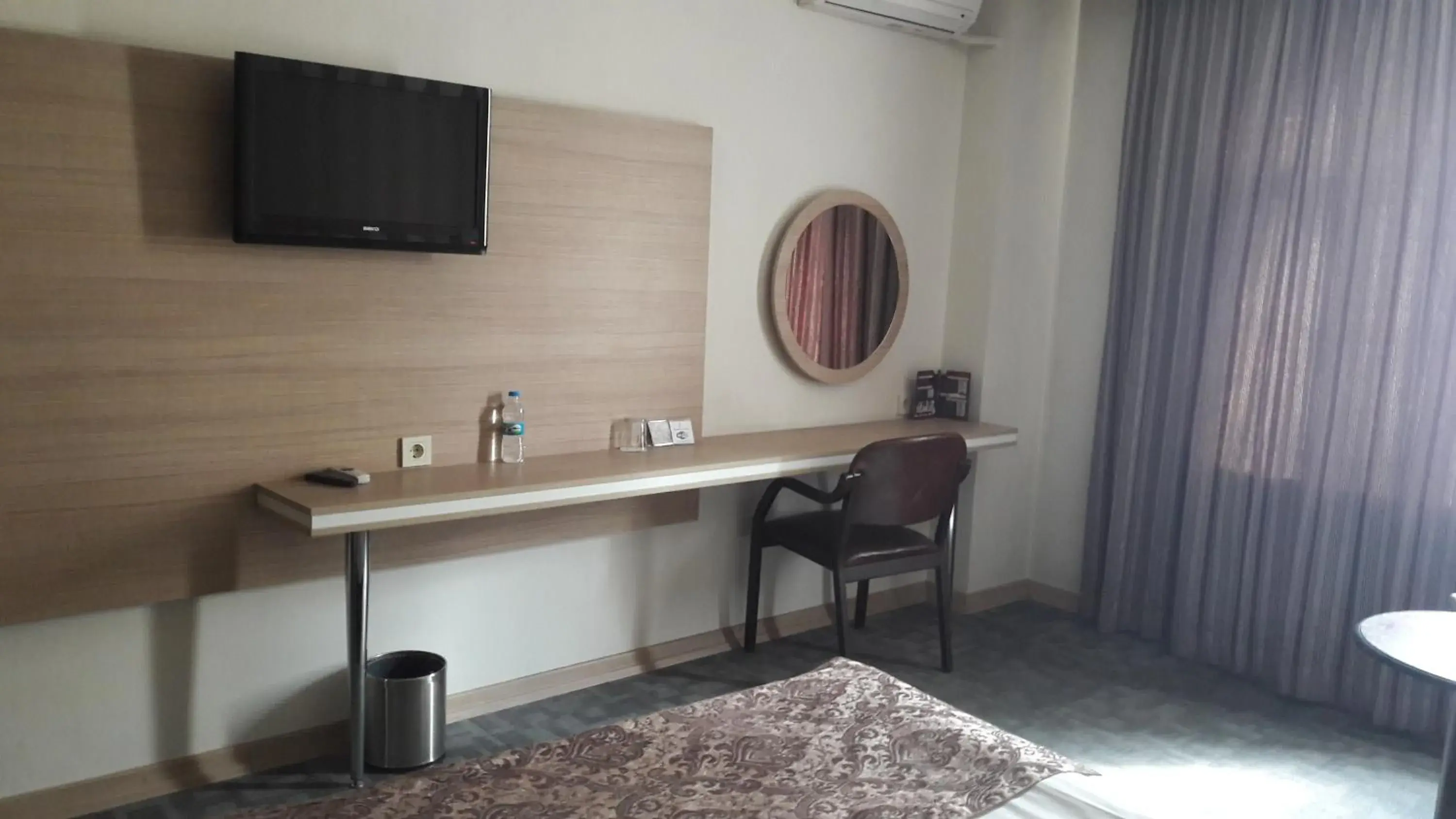 Communal lounge/ TV room, TV/Entertainment Center in Baykara Hotel