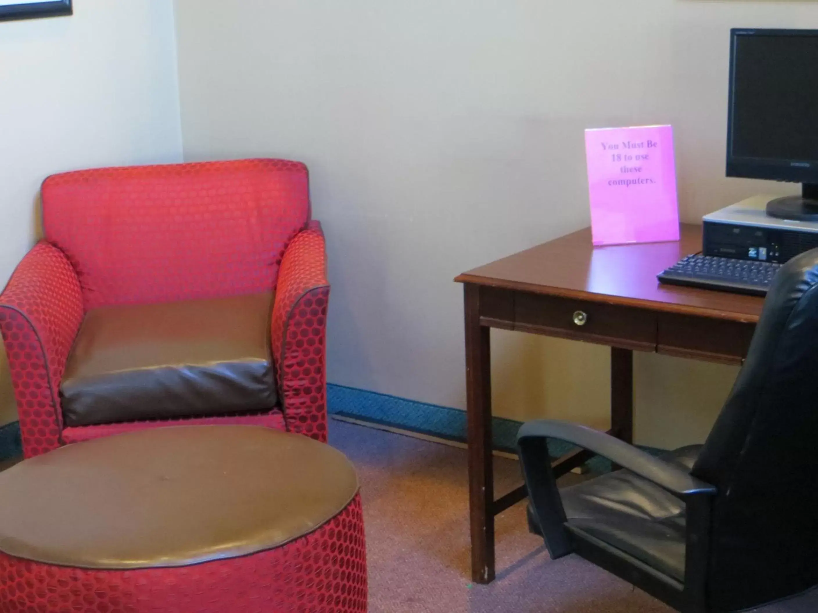 Seating area in Ramada by Wyndham Lansing Hotel & Conference Center