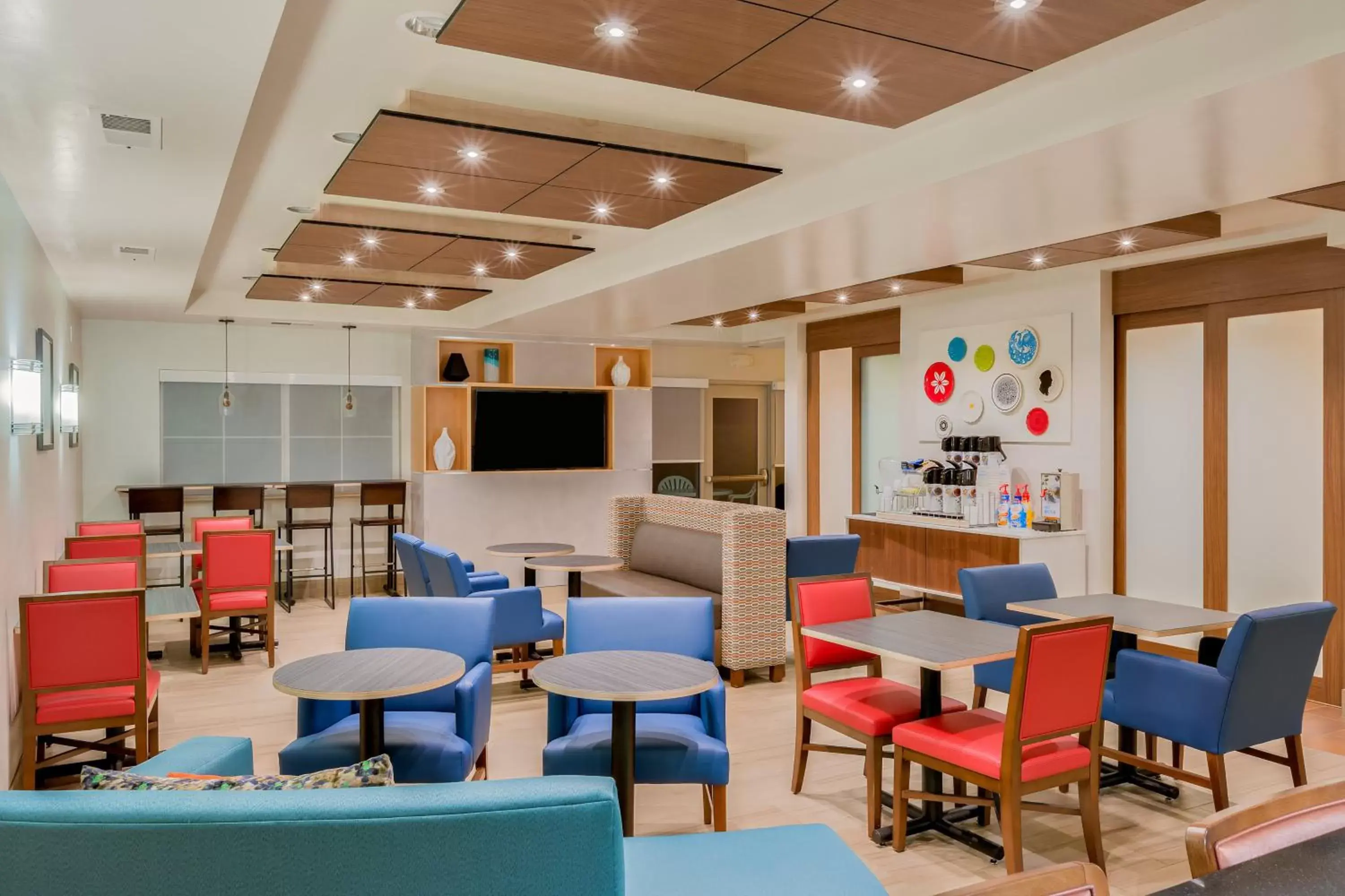 Breakfast, Lounge/Bar in Holiday Inn Express Hotel & Suites Oroville Southwest, an IHG Hotel