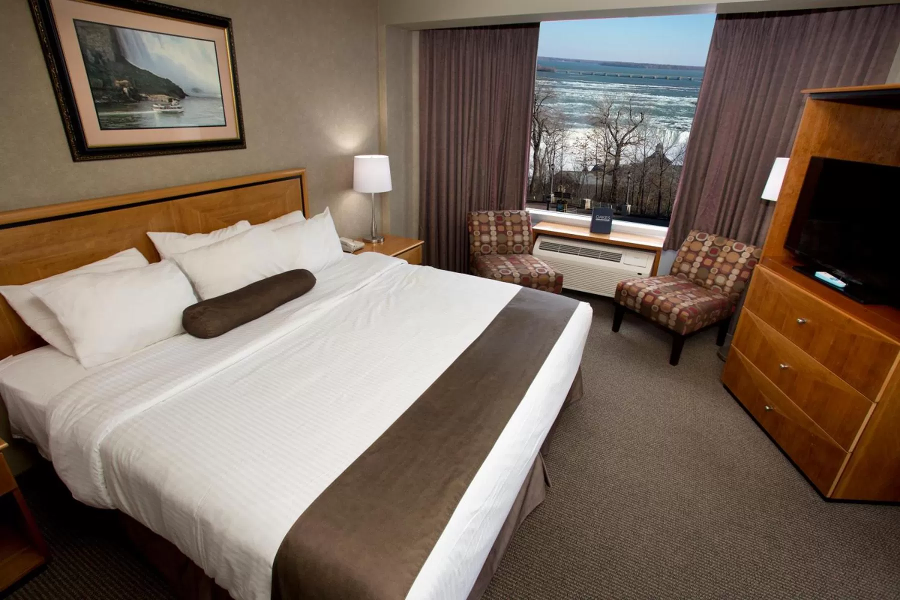 Photo of the whole room, Bed in The Oakes Hotel Overlooking the Falls