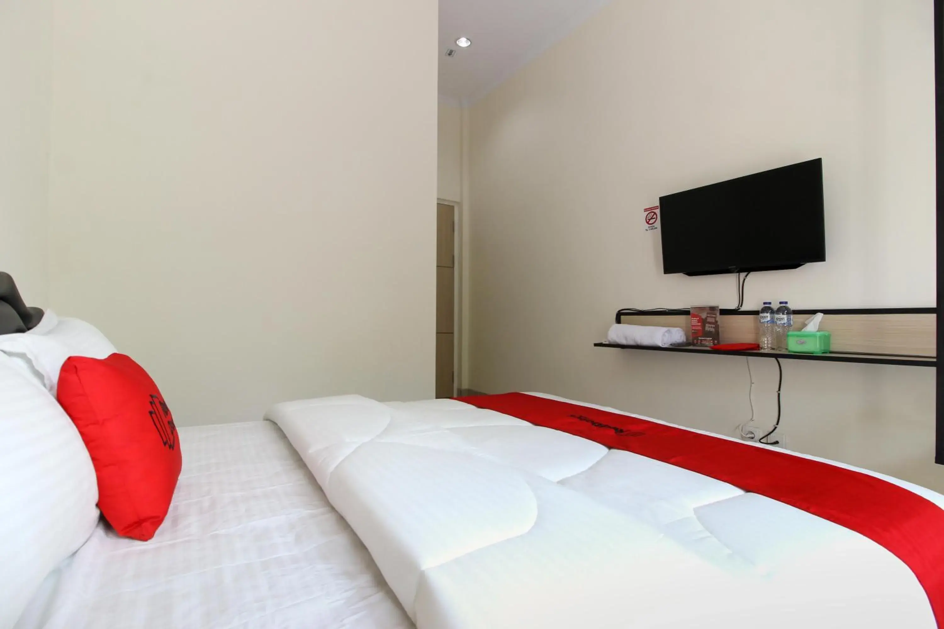 Bedroom, Bed in RedDoorz near Jogja City Mall 3