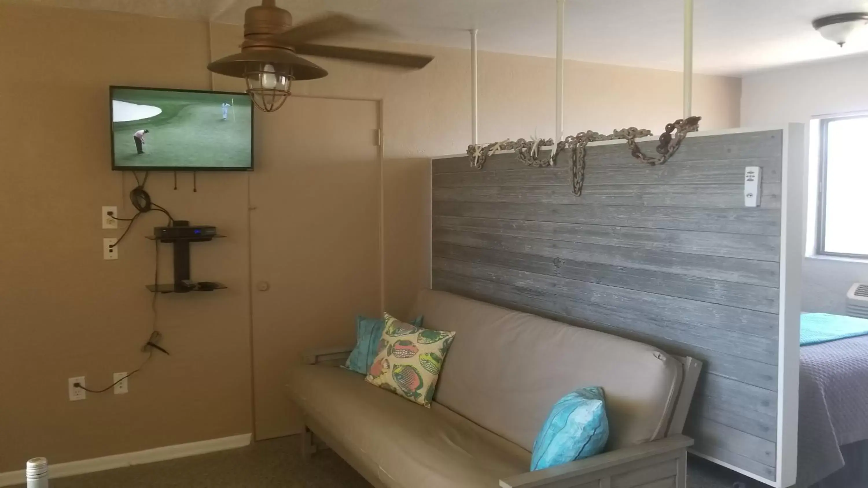 Bed, Seating Area in South Beach Inn - Cocoa Beach