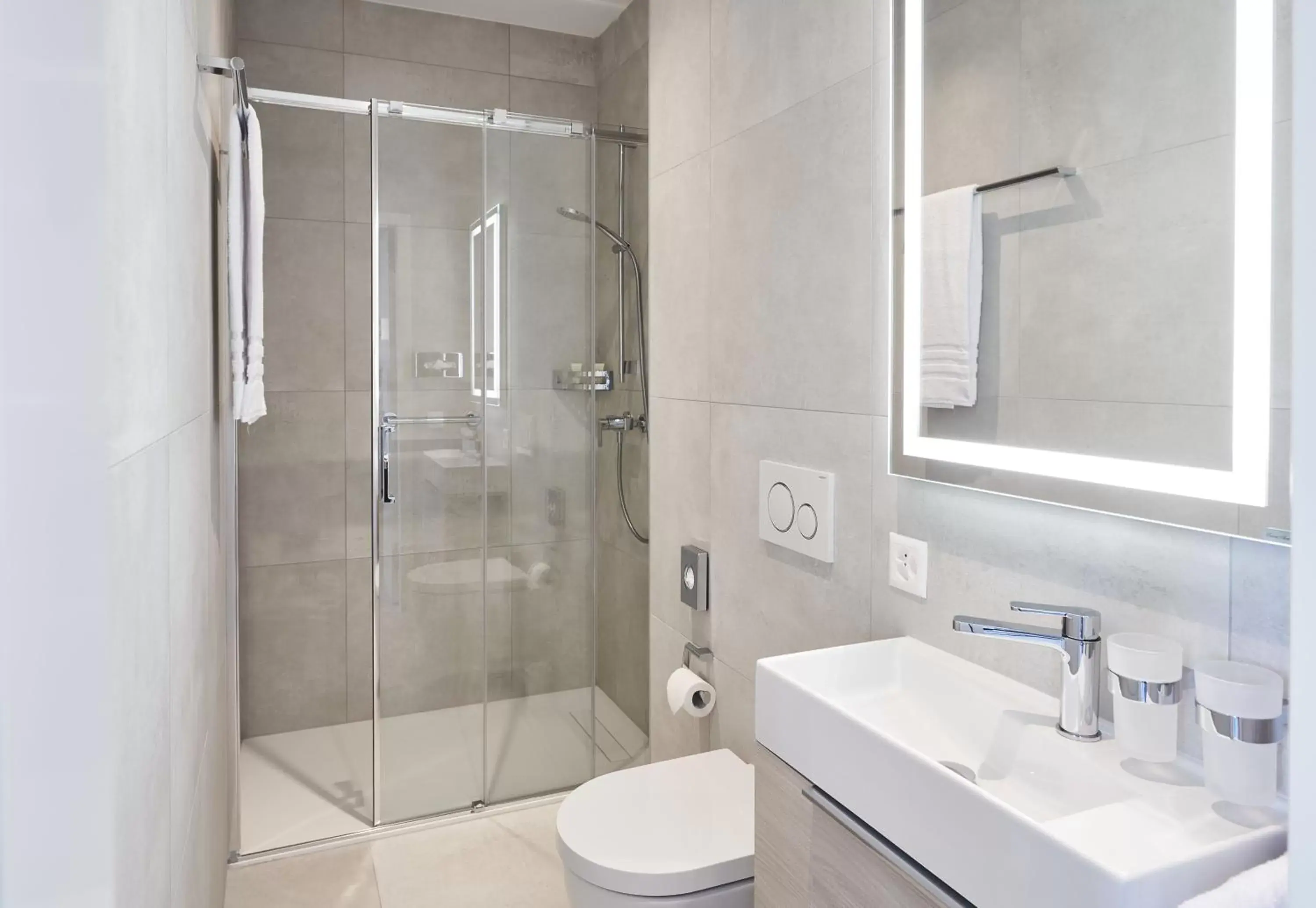 Shower, Bathroom in Vista Lakefront Boutique Hotel