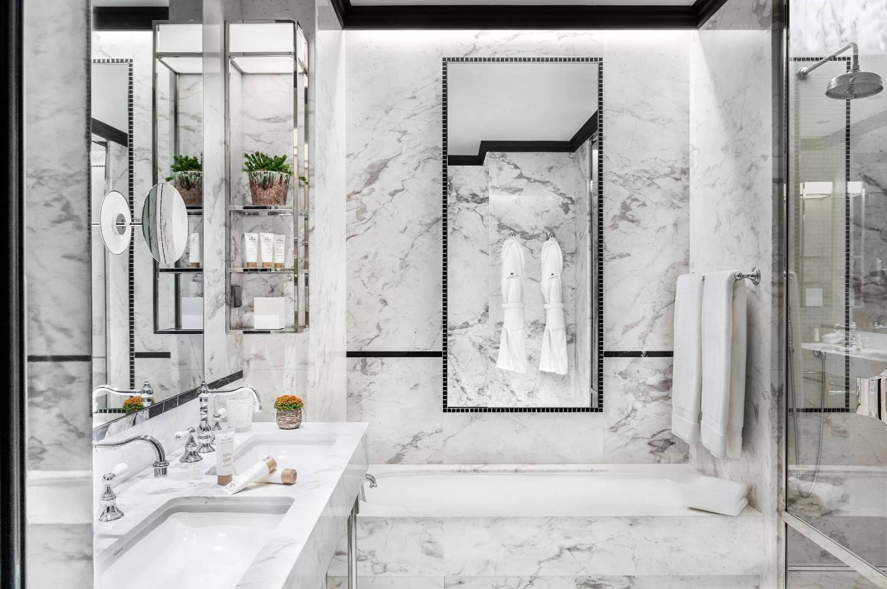 Bathroom in Maison Albar - Le Monumental Palace