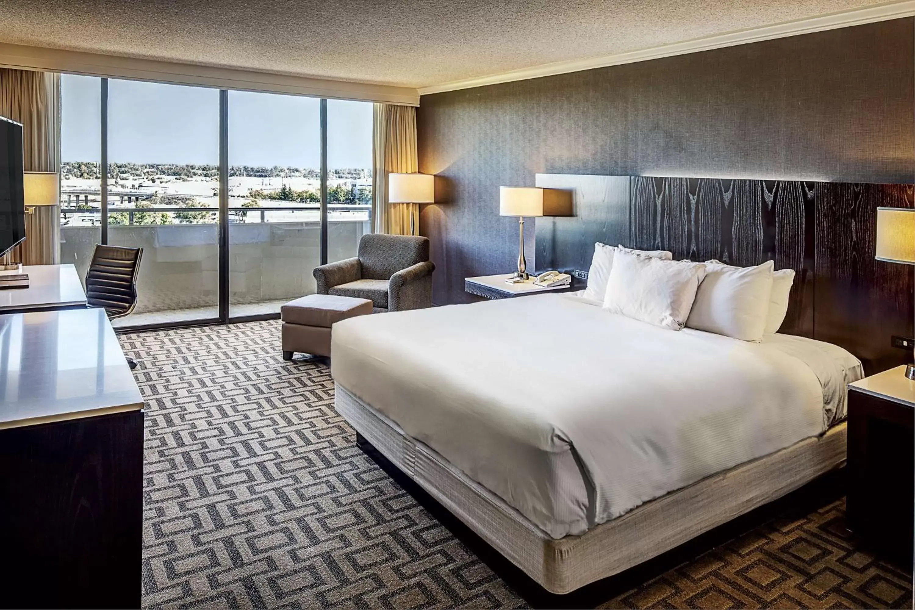 Bed in Hilton Sacramento Arden West