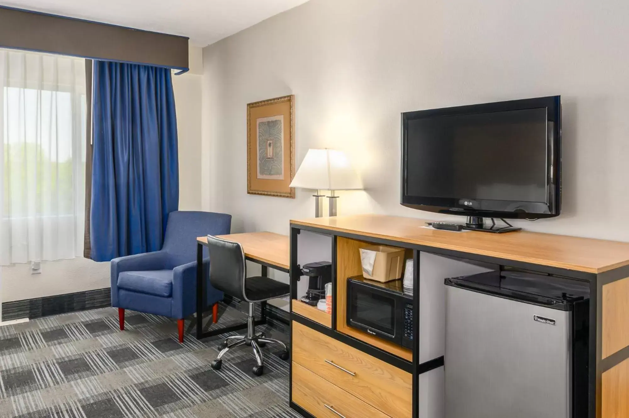 TV and multimedia, TV/Entertainment Center in Quality Inn Cape Cod