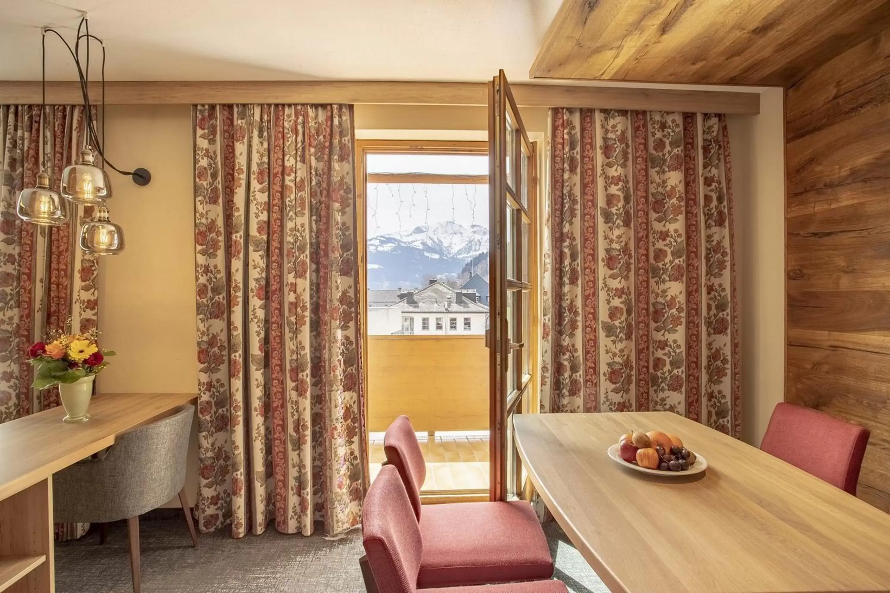 Dining area, Seating Area in Hotel Neue Post