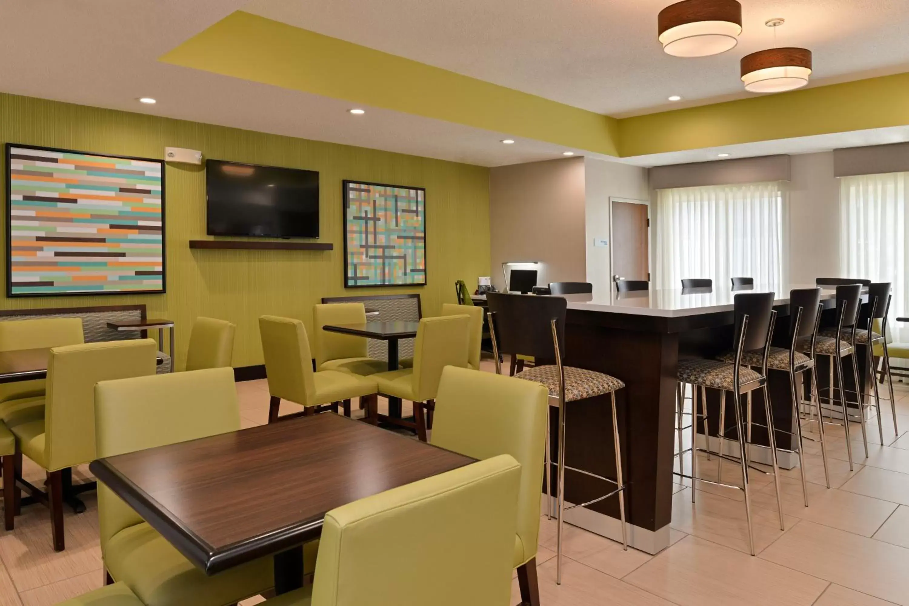 Restaurant/Places to Eat in Holiday Inn Express Hotel & Suites Cincinnati-Blue Ash, an IHG Hotel