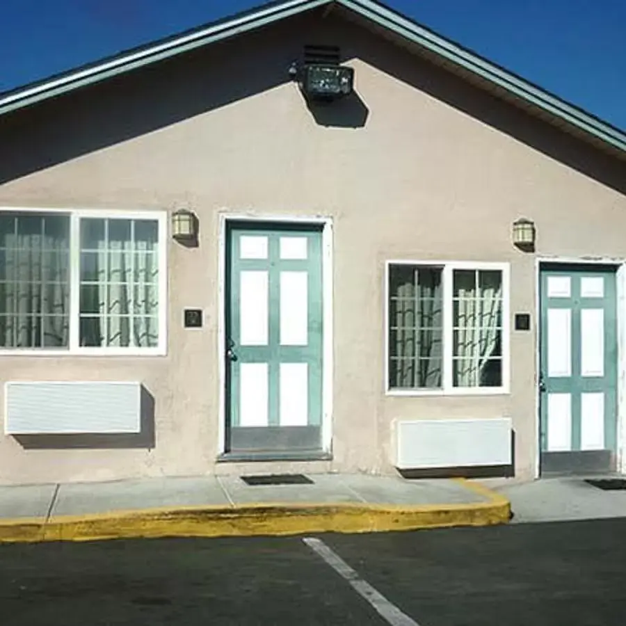 Facade/entrance, Property Building in Deluxe Inn Redwood City