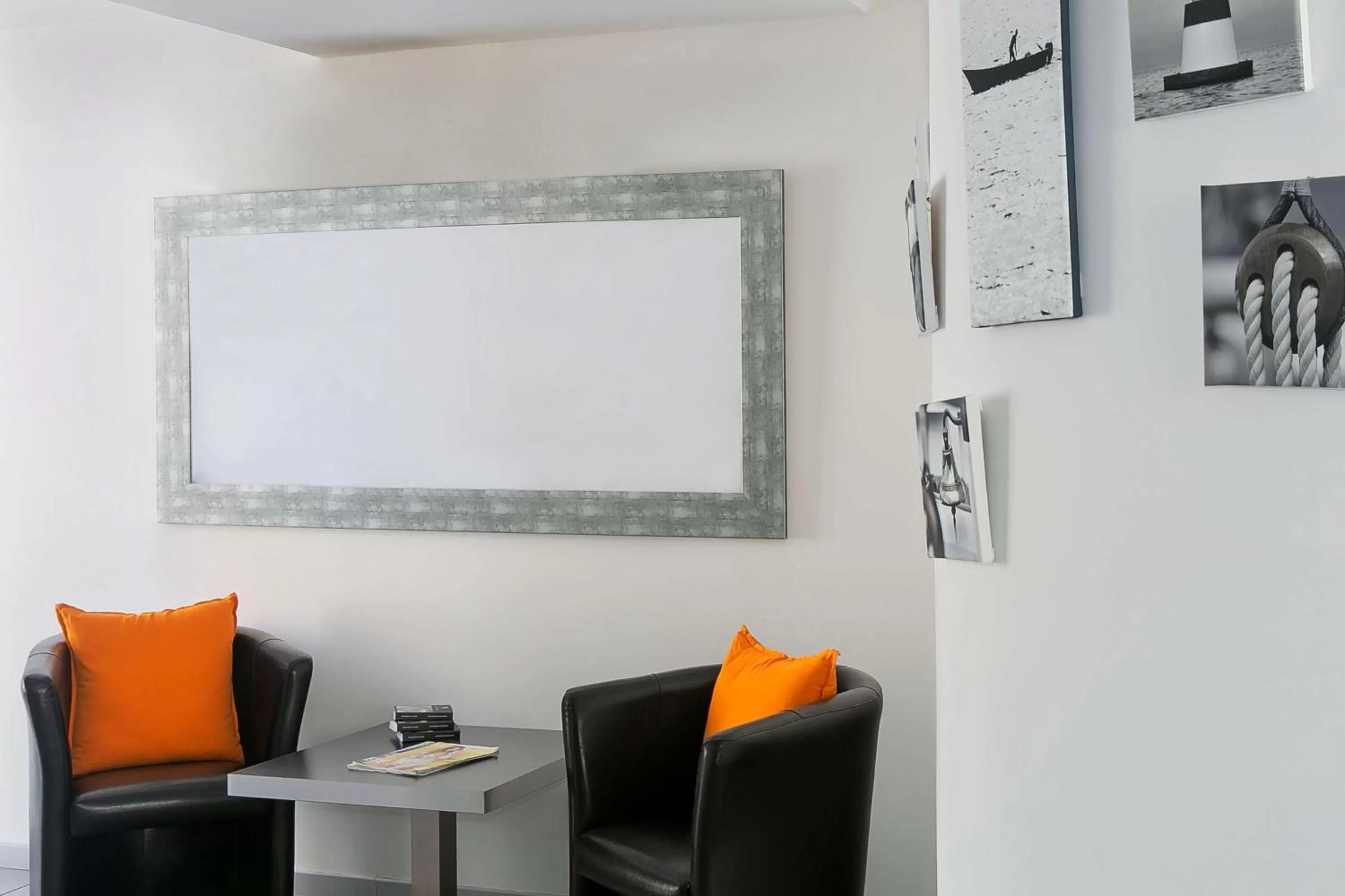 Lobby or reception in Best Western Hôtel des Thermes - Balaruc les Bains Sète