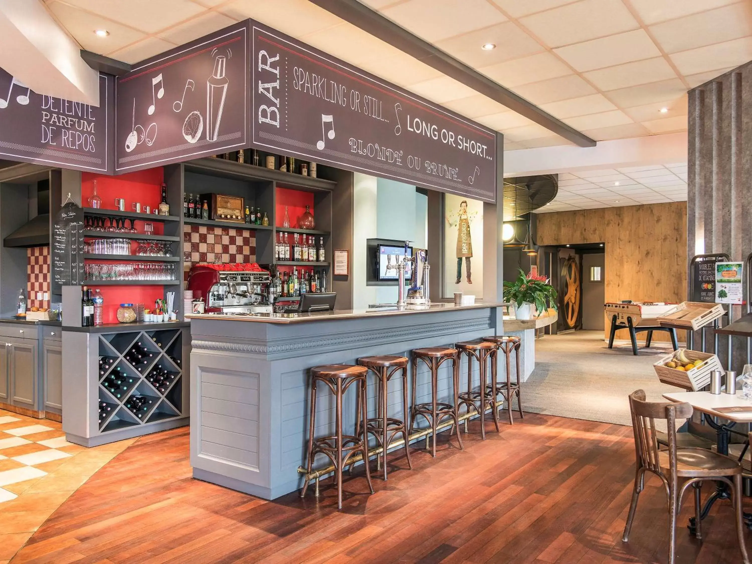 Lounge or bar in ibis Falaise Coeur de Normandie