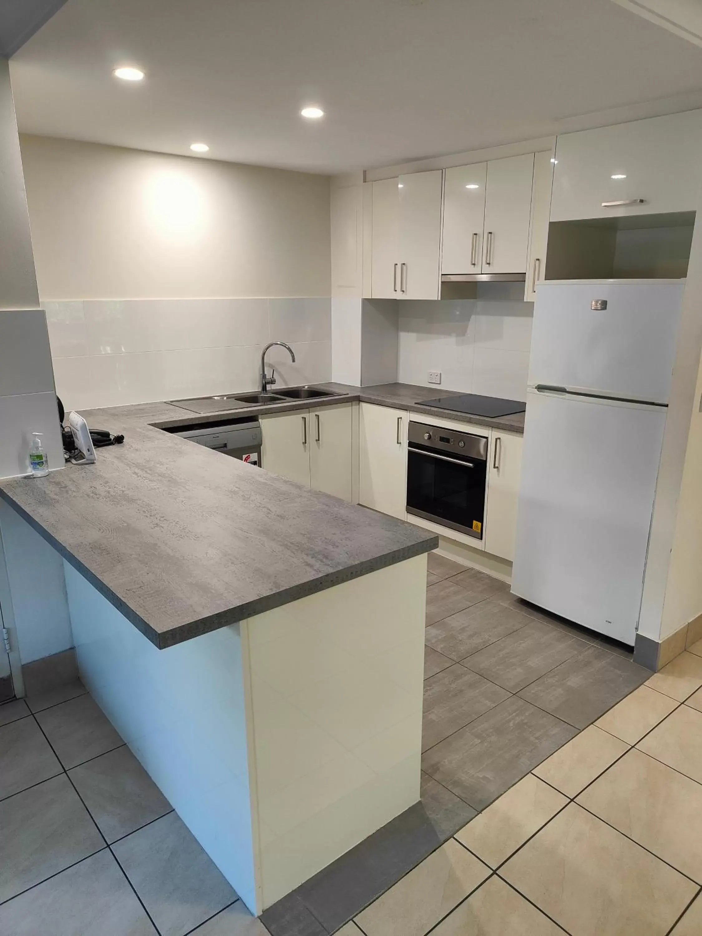 Kitchen/Kitchenette in Mari Court Resort