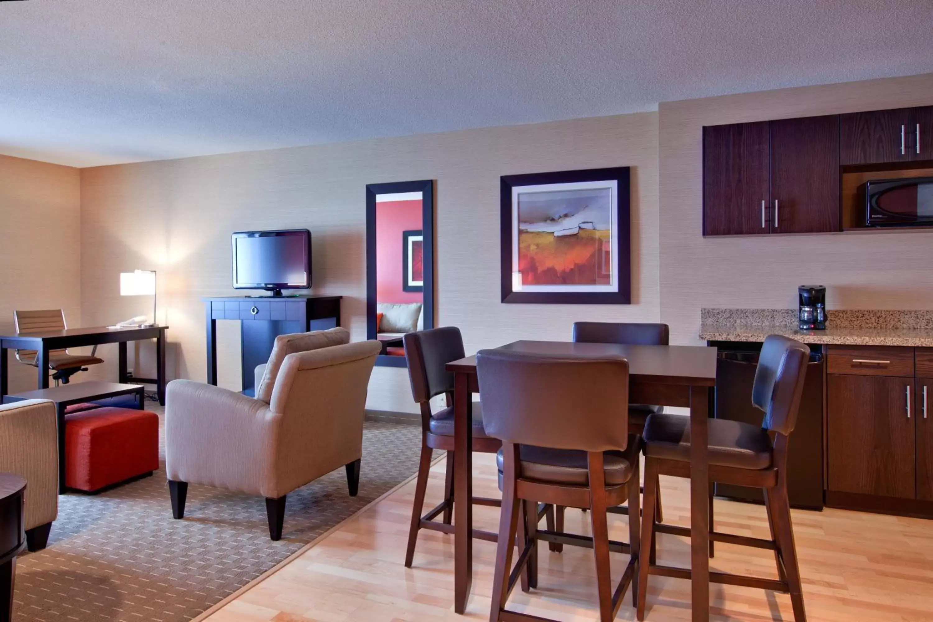 Photo of the whole room, Dining Area in Holiday Inn Express Hotel & Suites Chatham South, an IHG Hotel