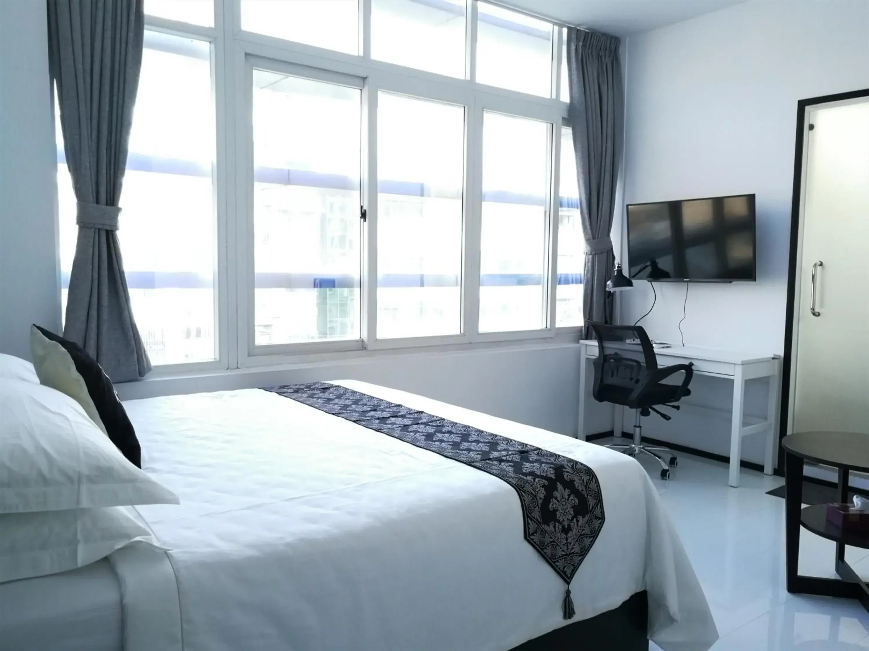 Bed in YAMA HOTEL & ROOFTOP BAR Bed in YAMA HOTEL & ROOFTOP BAR