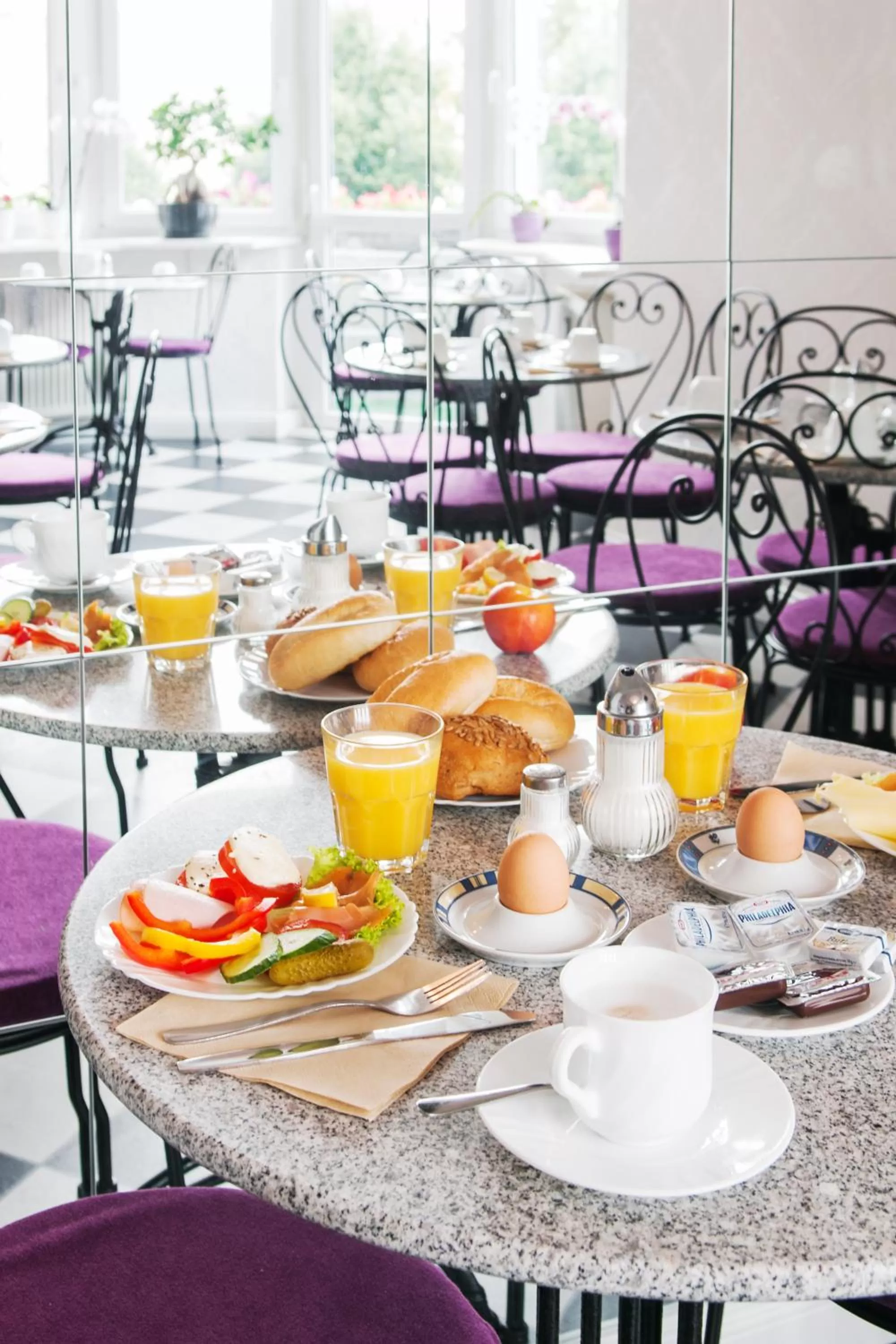 Food and drinks in Hotel BELLEVUE am Kurfürstendamm