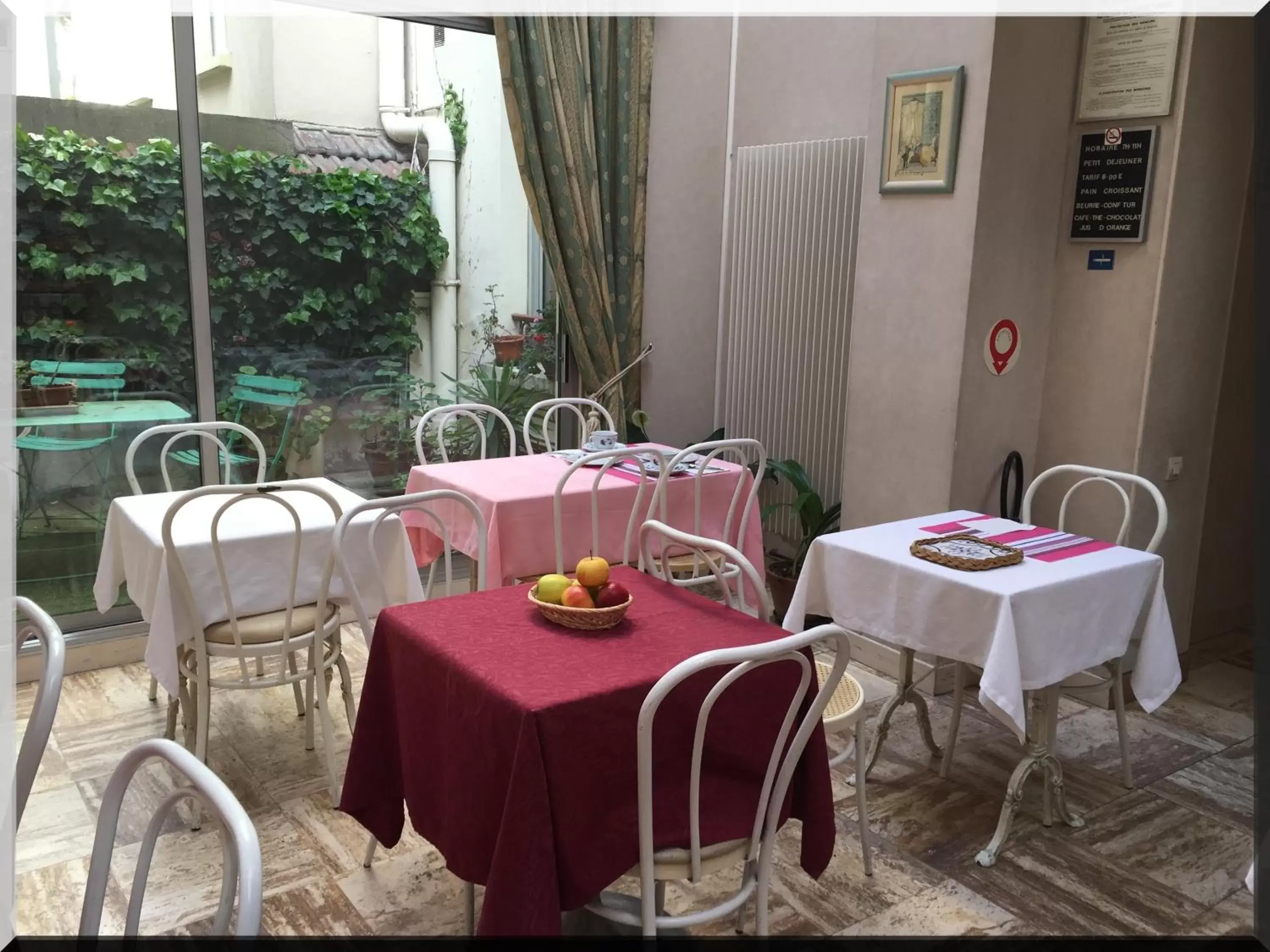 Food and drinks, Restaurant/Places to Eat in Hotel Le Clos d'Alésia