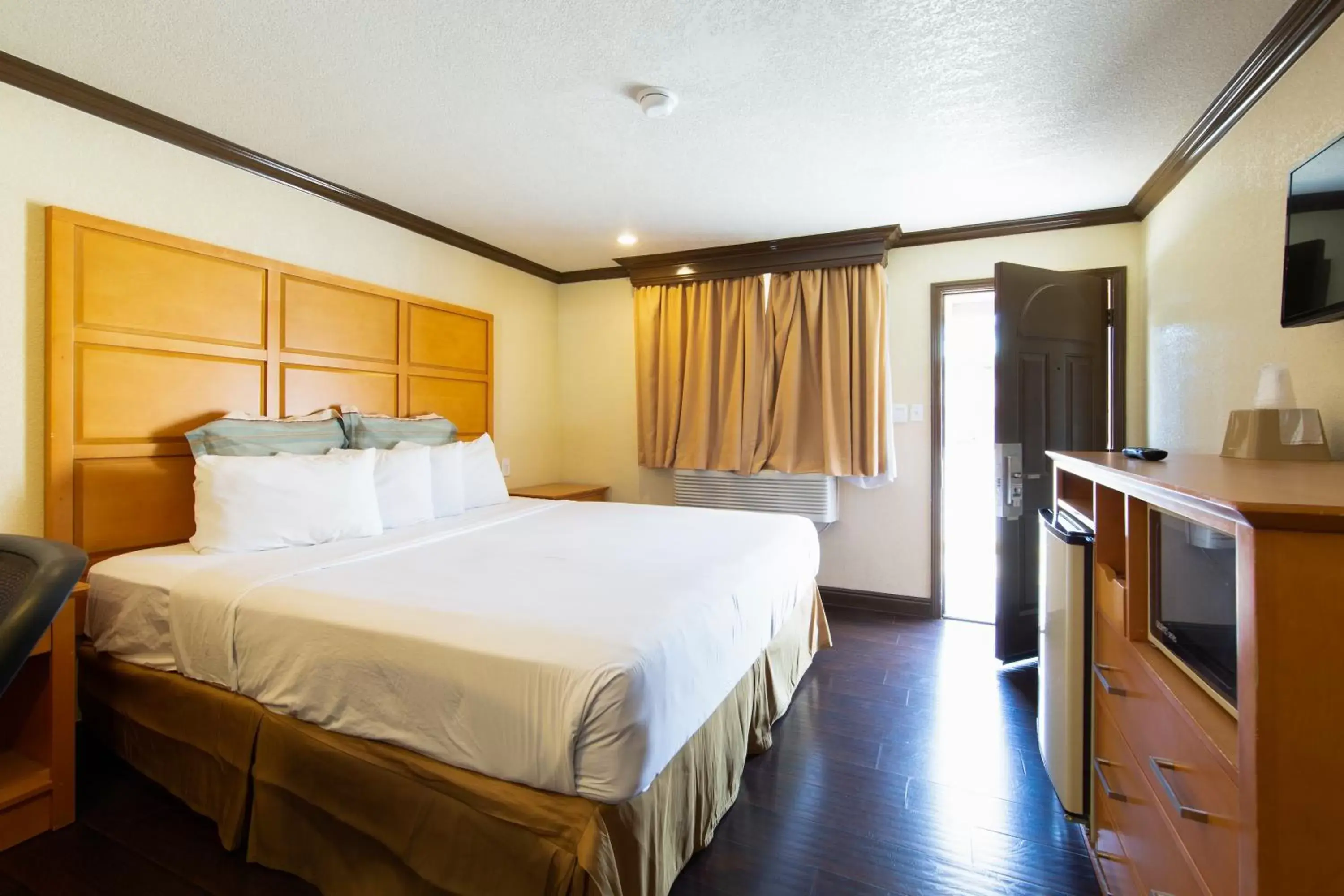 Photo of the whole room, Bed in Travelodge by Wyndham Merced Yosemite