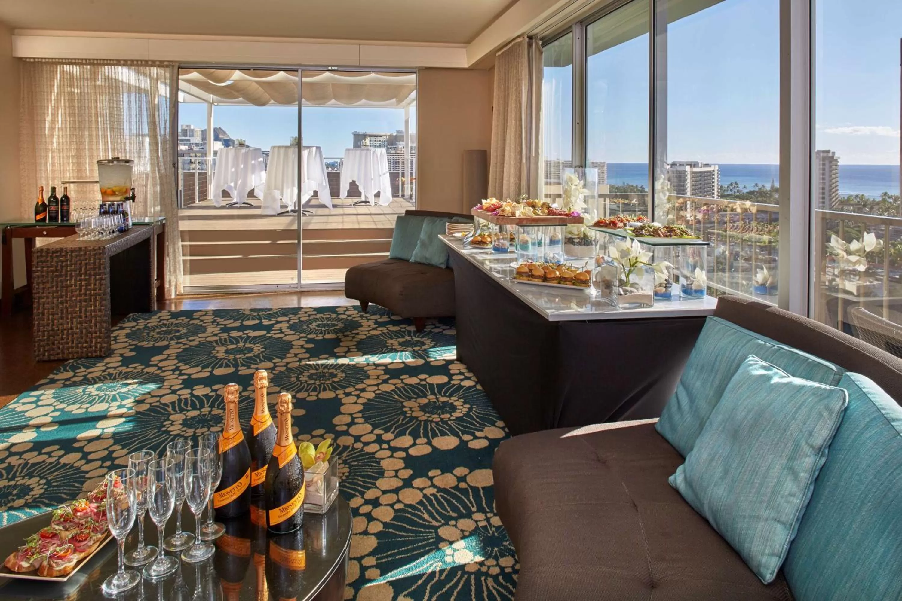 Dining area in DoubleTree by Hilton Alana - Waikiki Beach