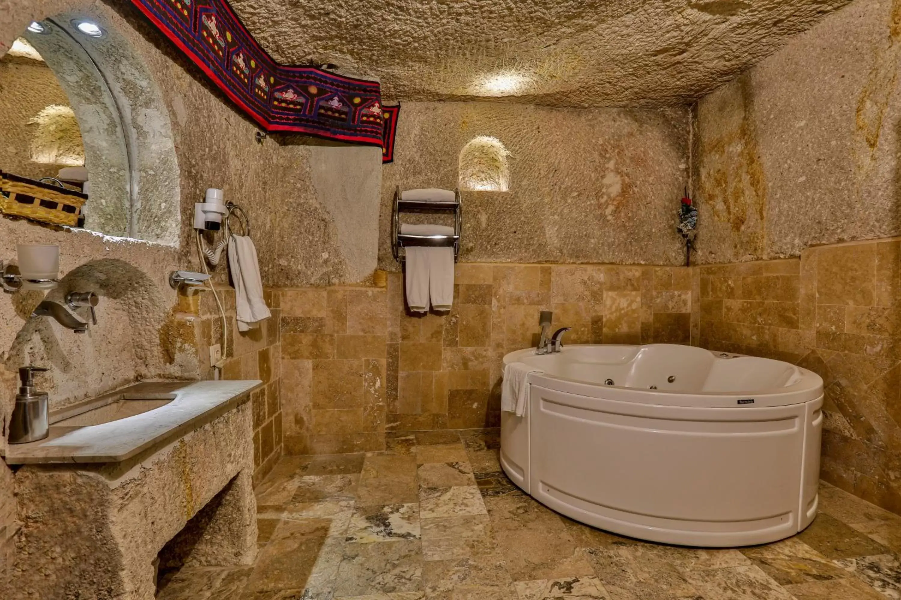 Hot Tub, Bathroom in Hidden Cave Hotel