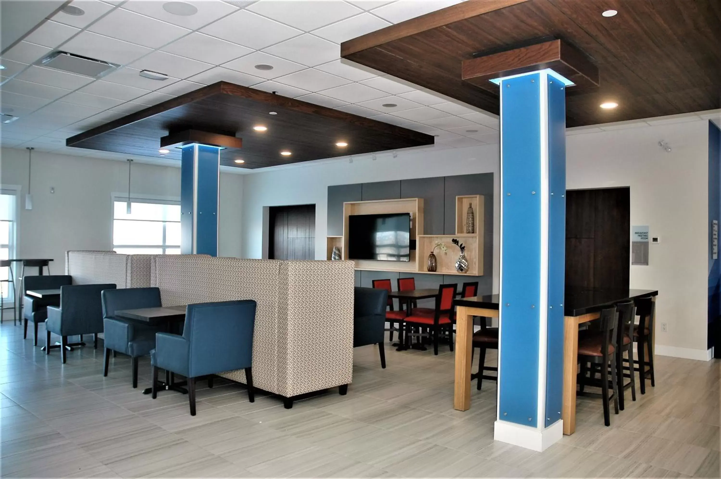 Restaurant/places to eat, Lounge/Bar in Holiday Inn Express & Suites - Edmonton SW – Windermere, an IHG Hotel