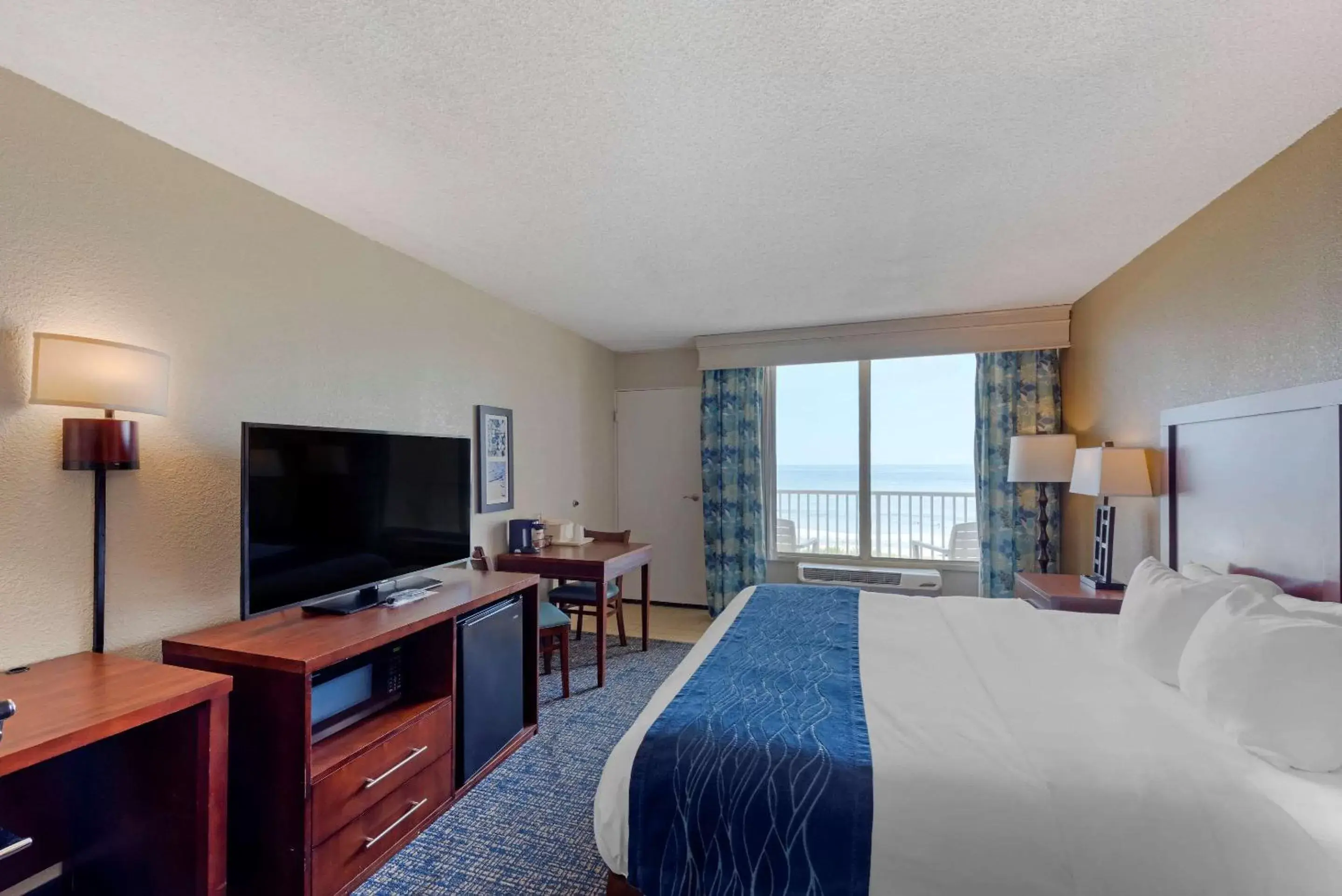 Photo of the whole room, TV/Entertainment Center in Comfort Inn on the Ocean