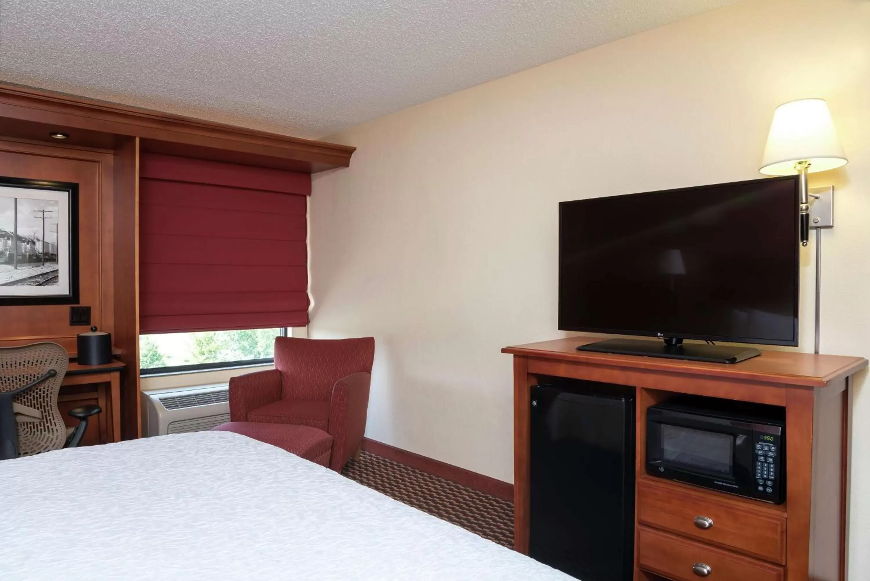 Living room, TV/Entertainment Center in Hampton Inn Joliet/I-80