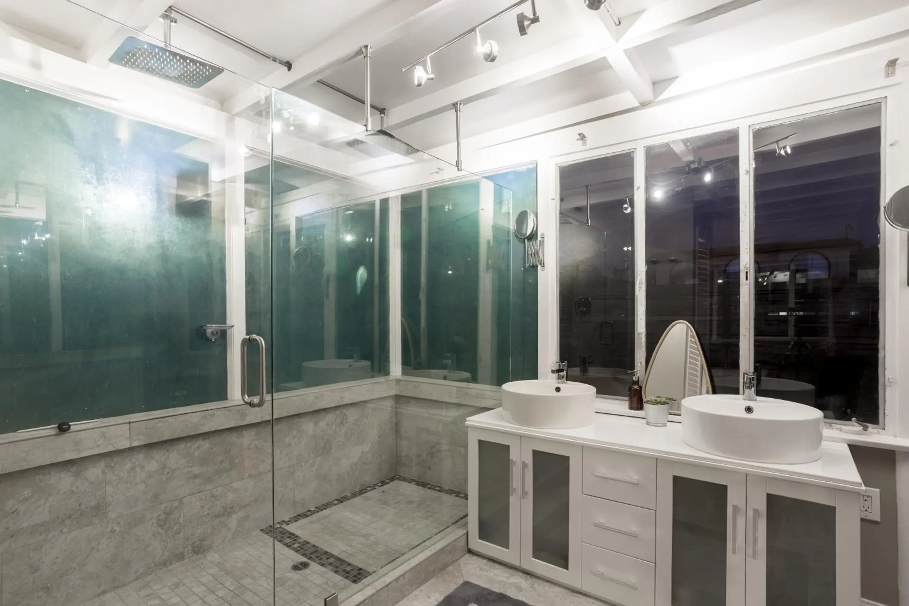 Bathroom in House of Trestles