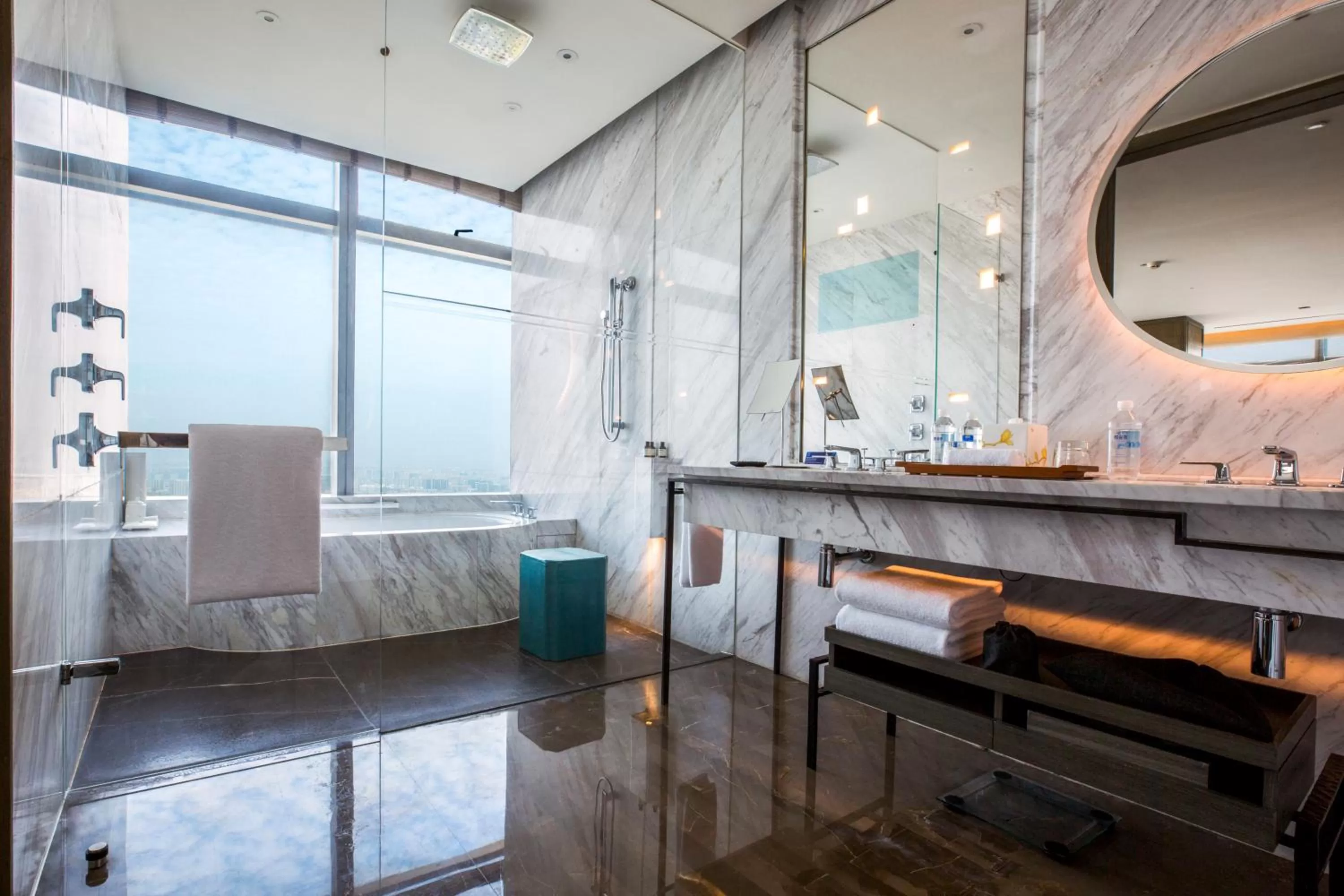 Deluxe King Room with River View in Park Hyatt Hangzhou