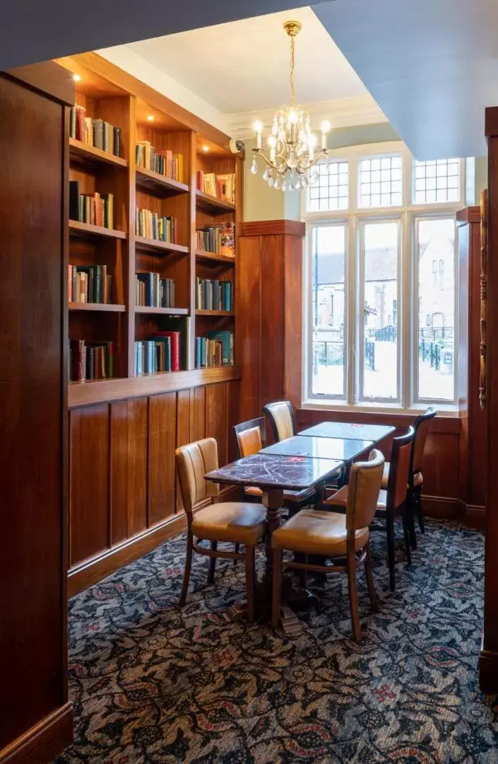 Restaurant/places to eat, Library in The Kings Head Inn Wetherspoon